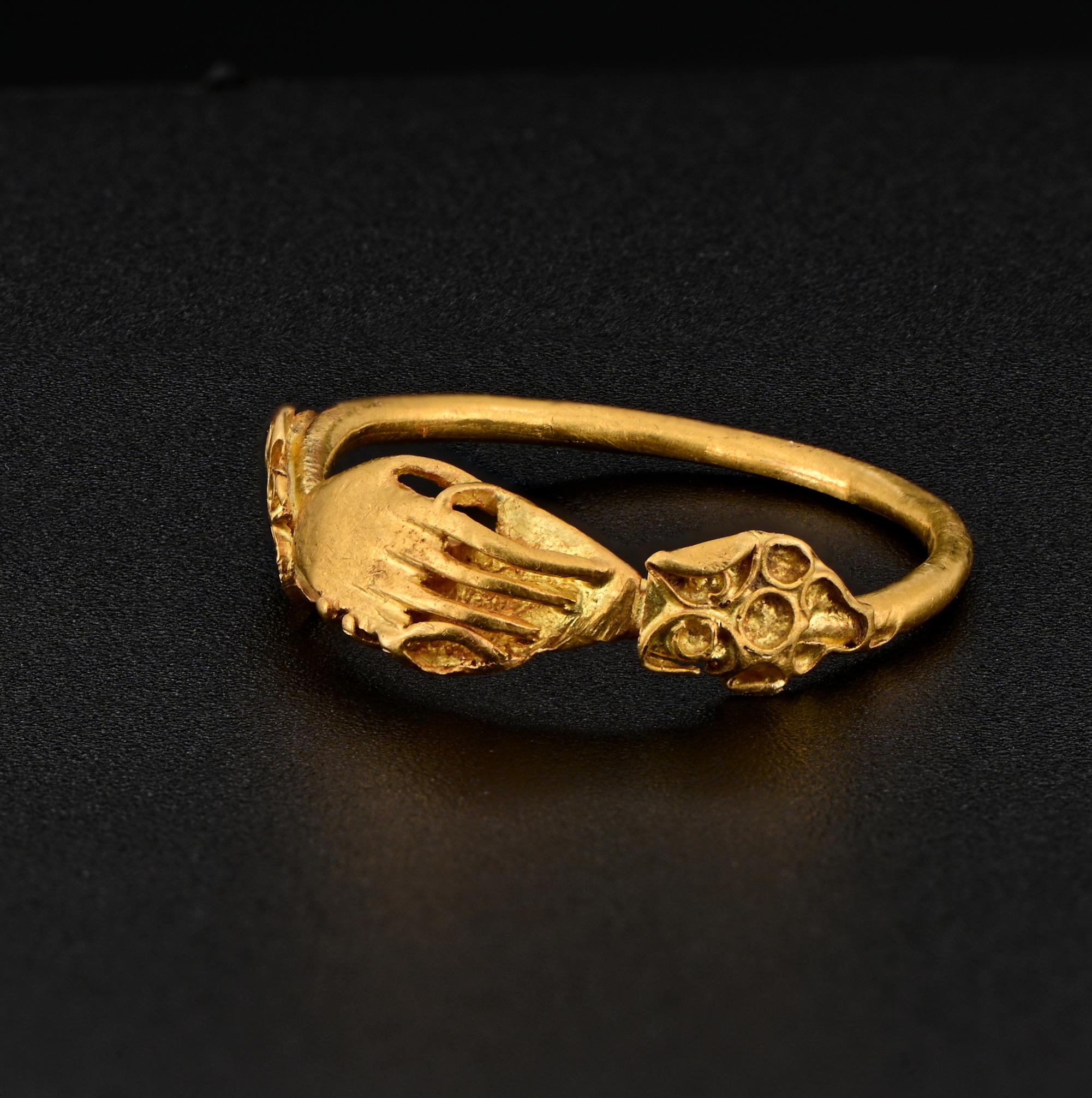 Rare European 14th/15th Century 22/24 Kt Fede Ring For Sale 2