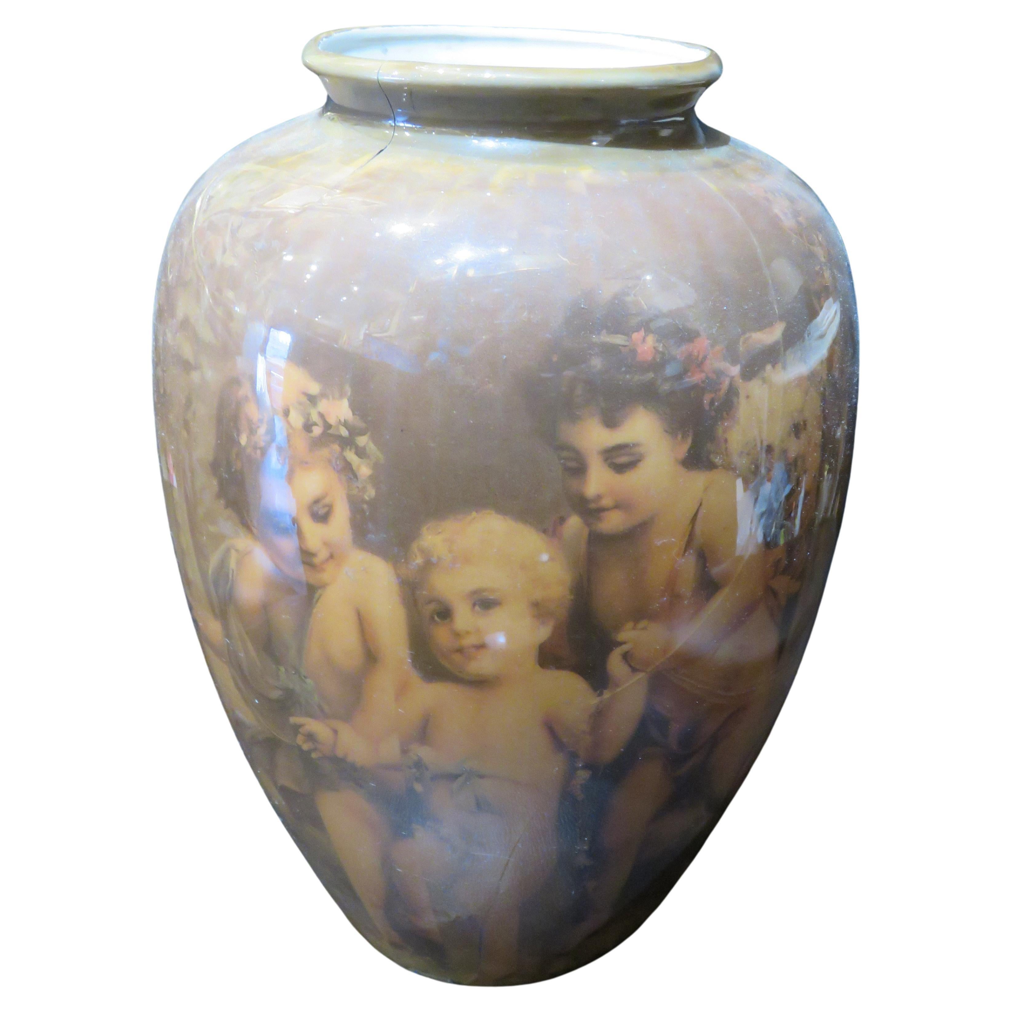 Rare vase européen ancien représentant des chérubins tenant des guirlandes et recouvert de porcelaine