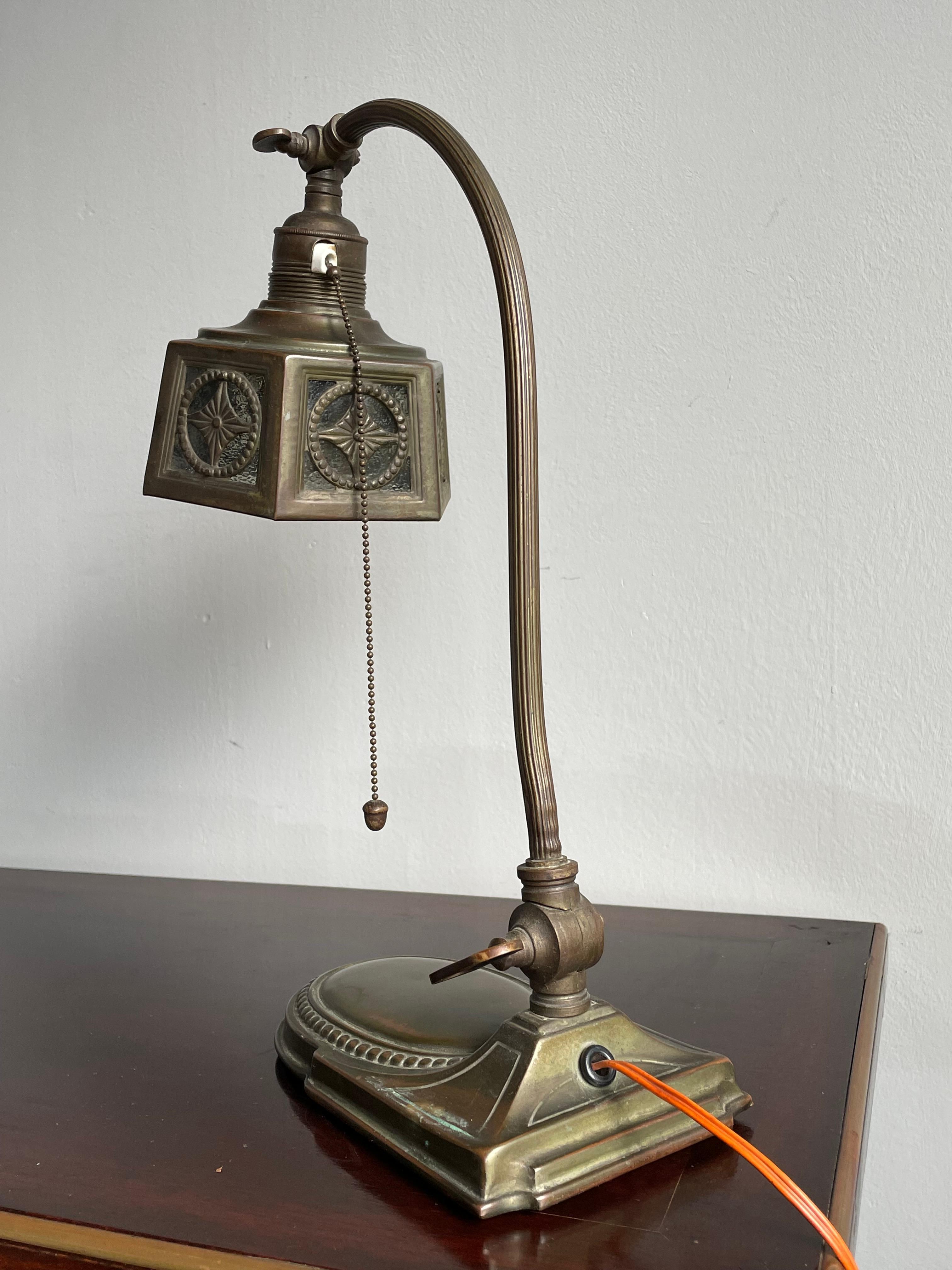 Rare lampe de bureau européenne Arts and Crafts réglable en laiton et verre, 1910 en vente 4