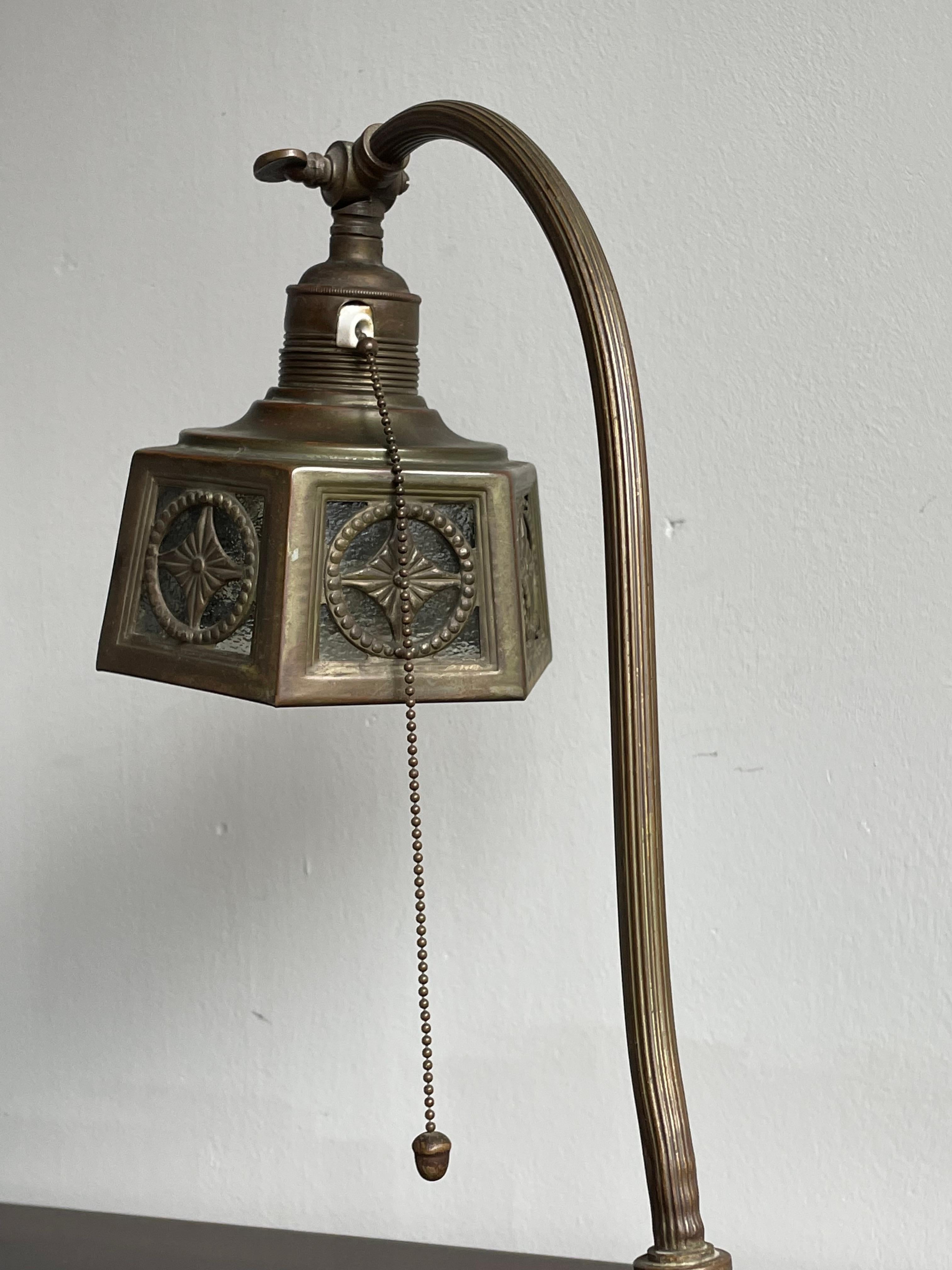 Rare lampe de bureau européenne Arts and Crafts réglable en laiton et verre, 1910 en vente 5