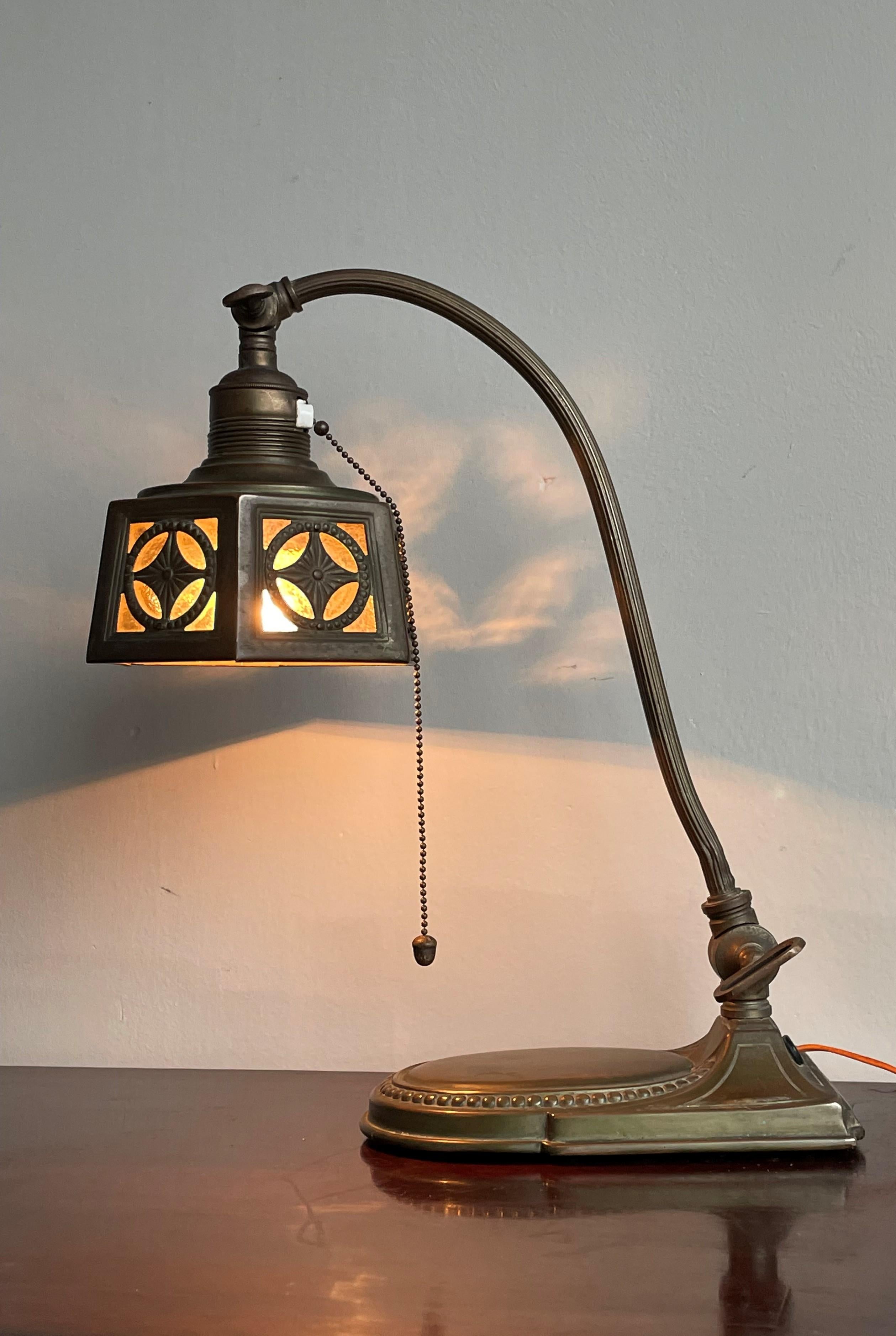 Rare lampe de bureau européenne Arts and Crafts réglable en laiton et verre, 1910 en vente 7