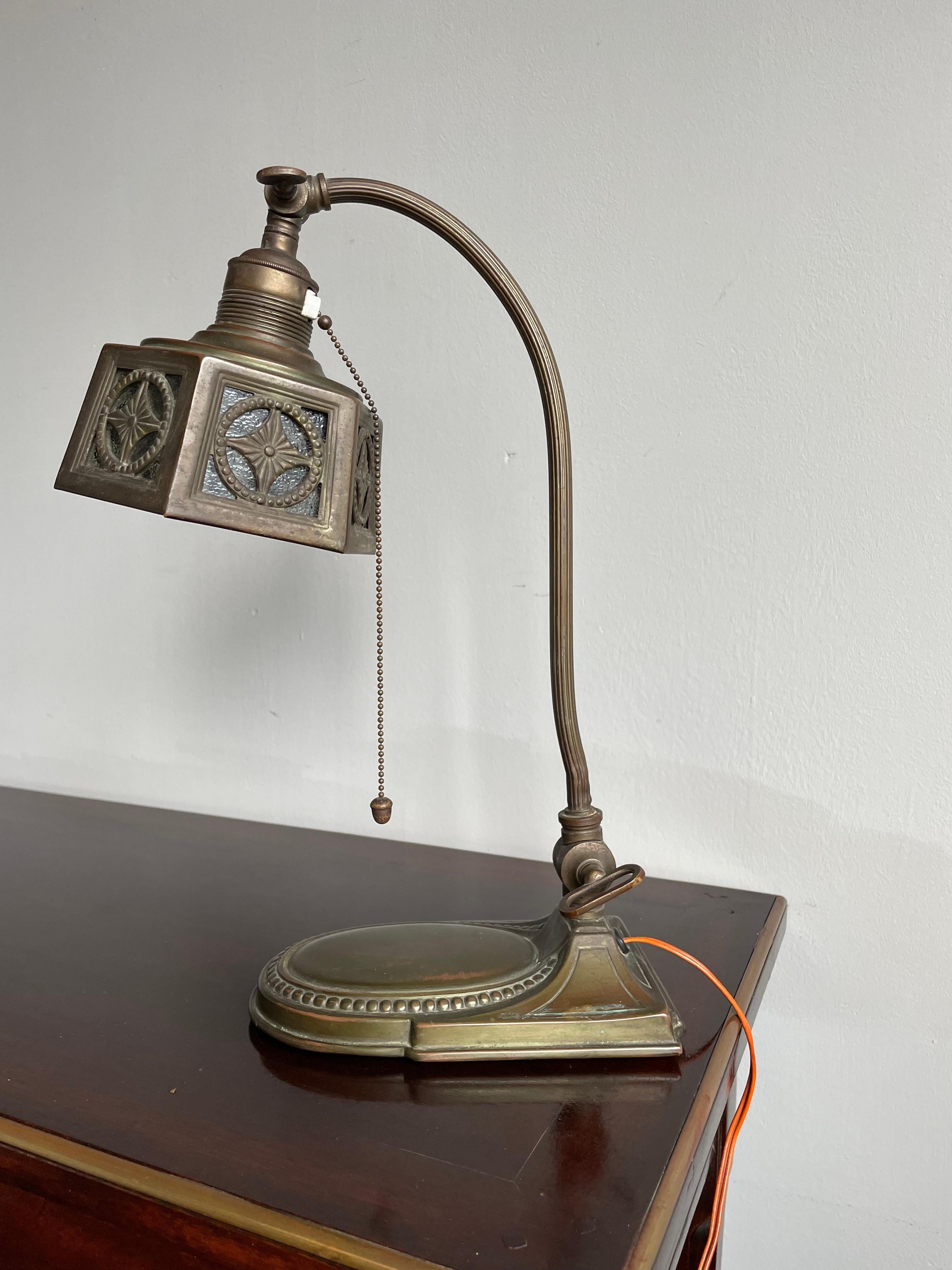 Rare lampe de bureau européenne Arts and Crafts réglable en laiton et verre, 1910 en vente 8