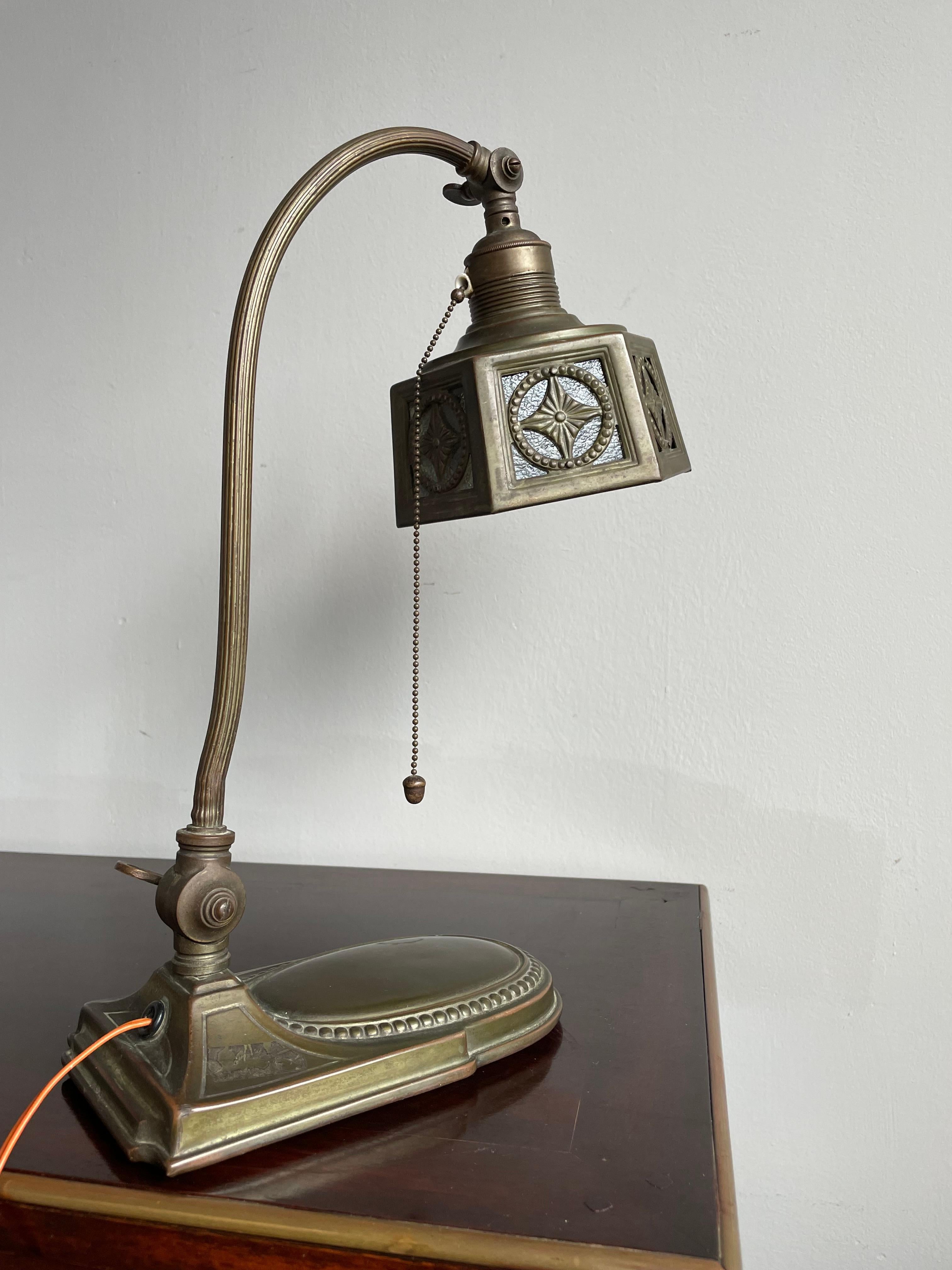 Rare lampe de bureau européenne Arts and Crafts réglable en laiton et verre, 1910 en vente 9
