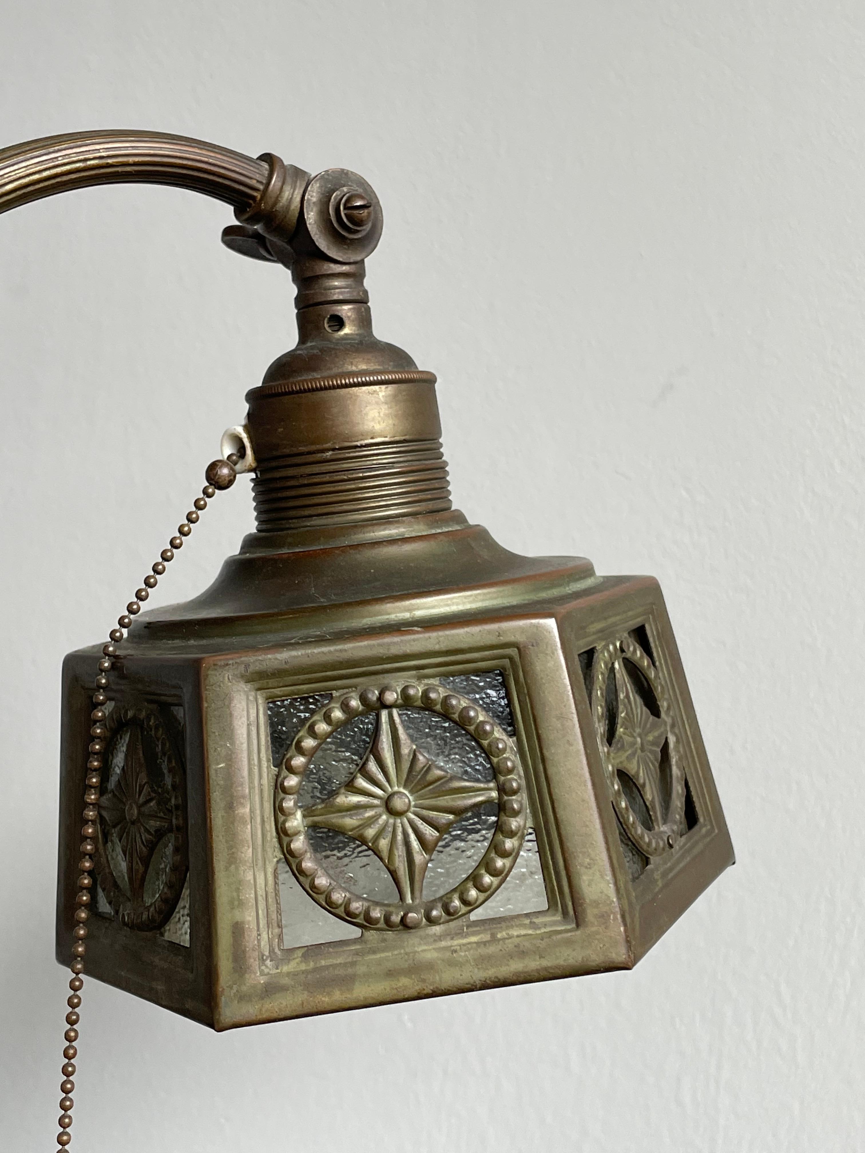 20ième siècle Rare lampe de bureau européenne Arts and Crafts réglable en laiton et verre, 1910 en vente