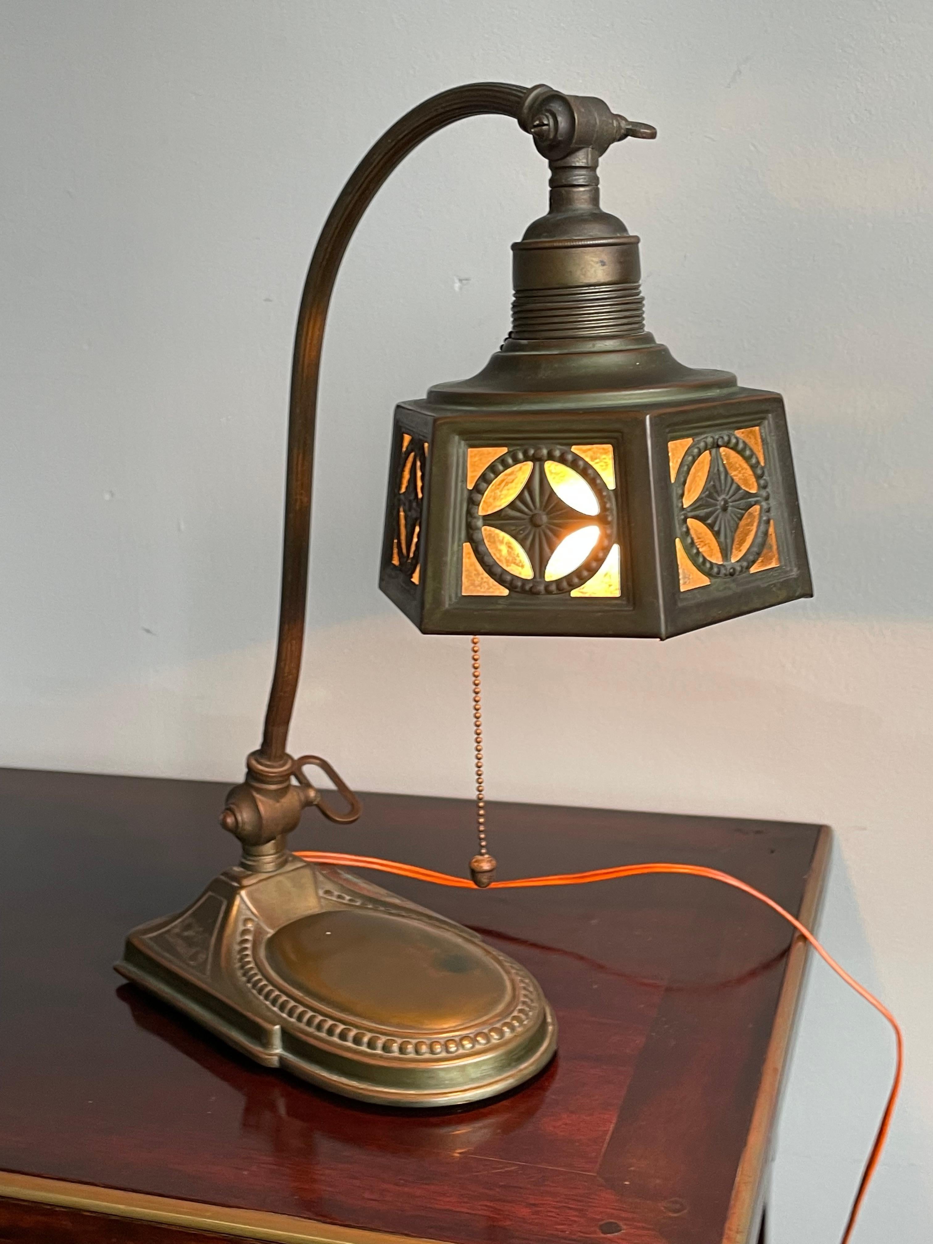 Laiton Rare lampe de bureau européenne Arts and Crafts réglable en laiton et verre, 1910 en vente