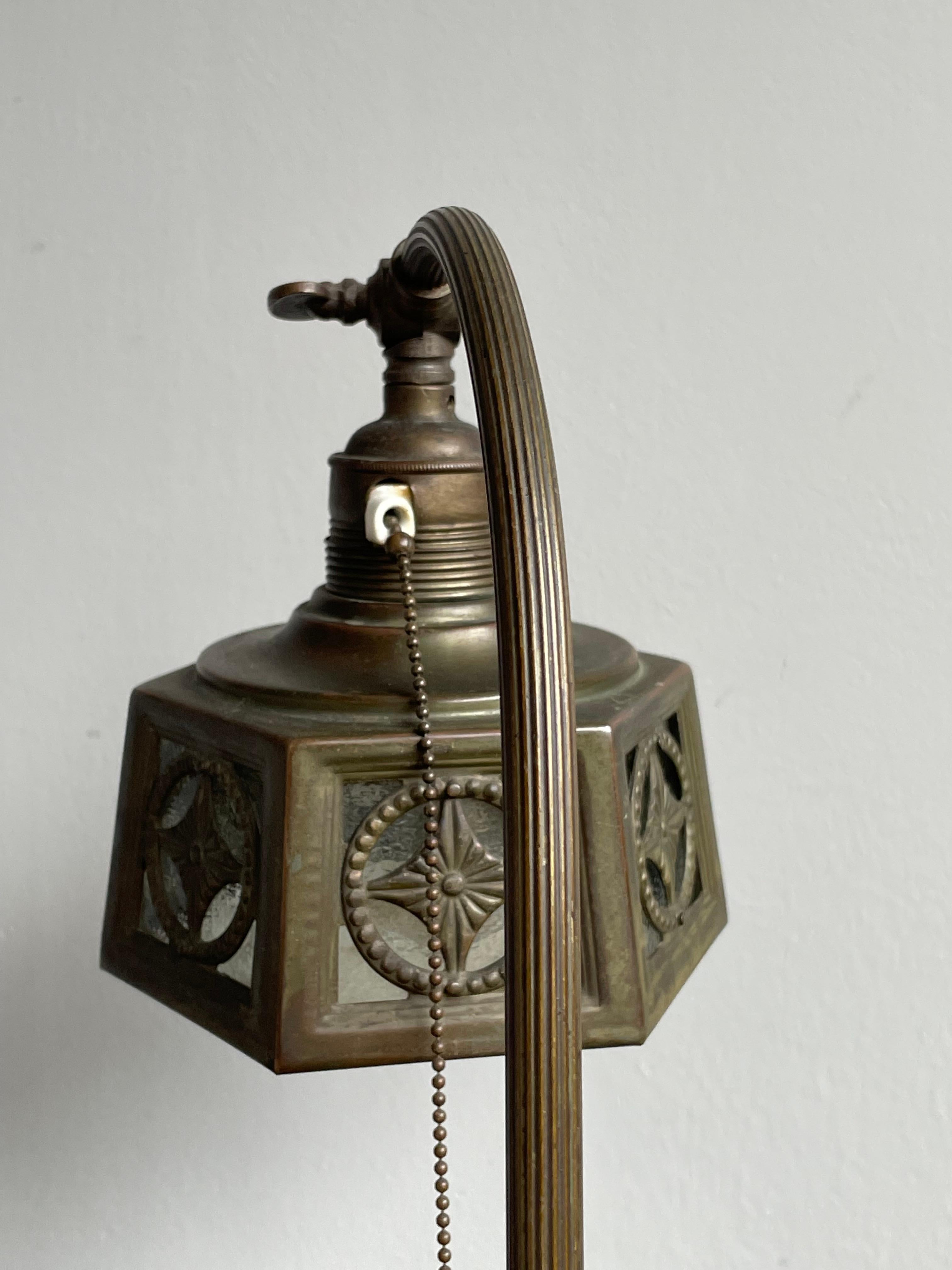 Rare lampe de bureau européenne Arts and Crafts réglable en laiton et verre, 1910 en vente 1