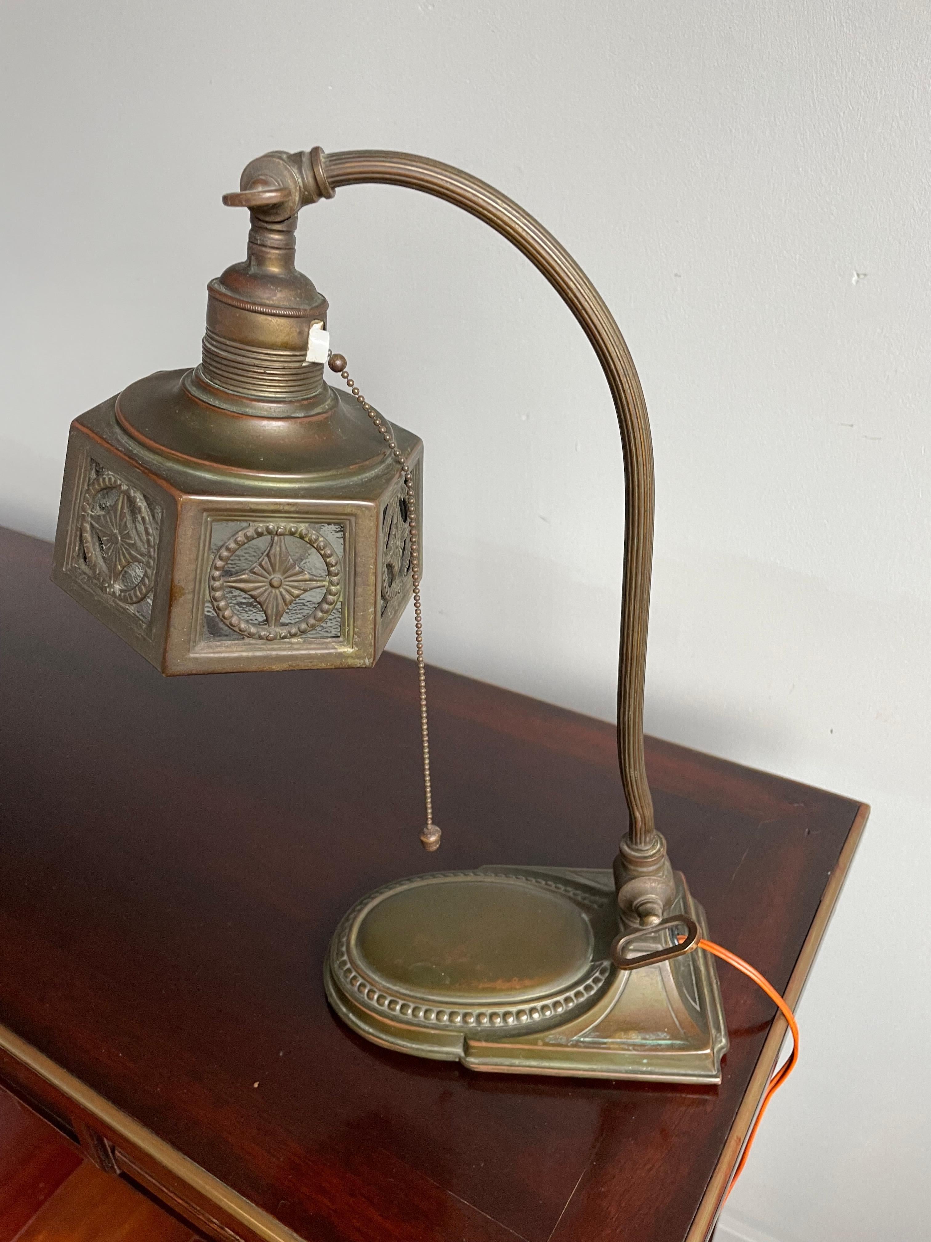 Rare lampe de bureau européenne Arts and Crafts réglable en laiton et verre, 1910 en vente 2