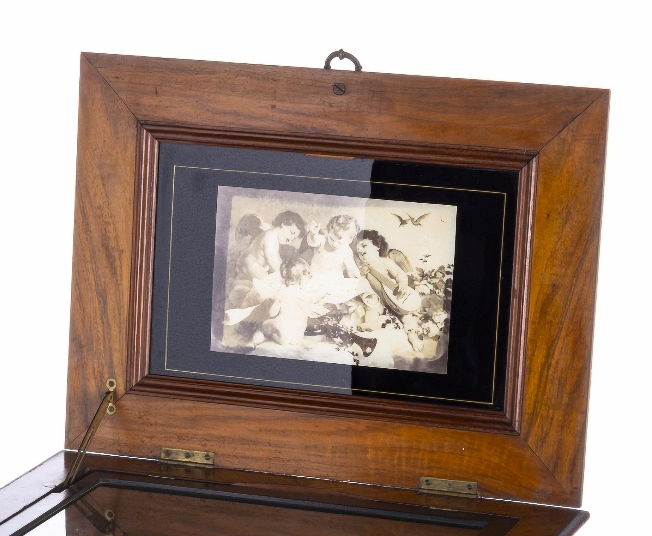 RARE BOÎTE À MUSIQUE EUROPÉENNE
19ème siècle
Européen, boîte avec 50 disques de 30 cm, double peigne, fabriqué à la fin du 19ème siècle. 
Oeil de pierre coiffé d'une application métallique. 
Dessus décoré de motifs d'oiseaux et de plantes.