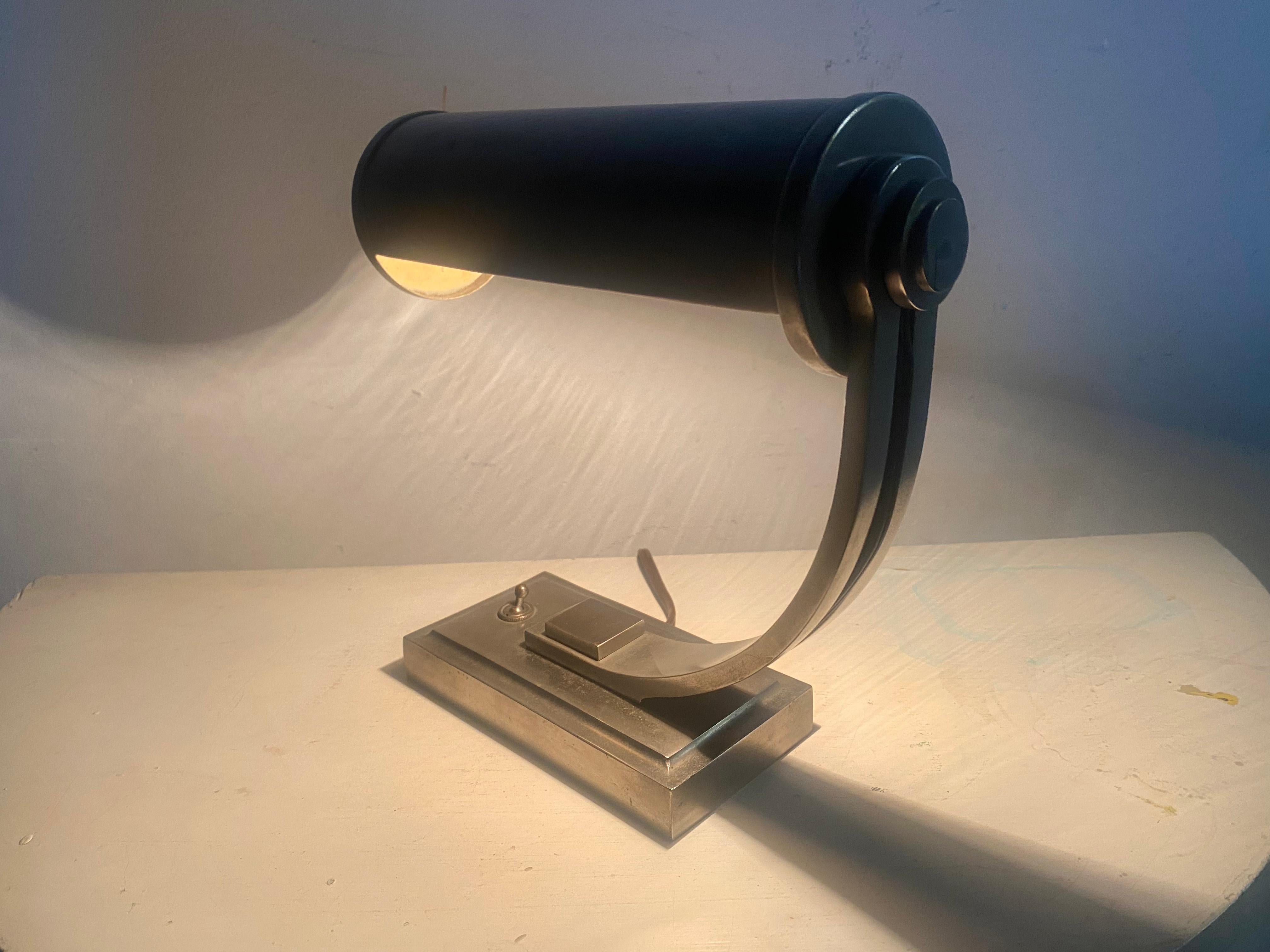 Seltene Beispiel, Bauhaus / Art Deco-Schreibtischlampe, entworfen von Gilbert Rohde im Angebot 3