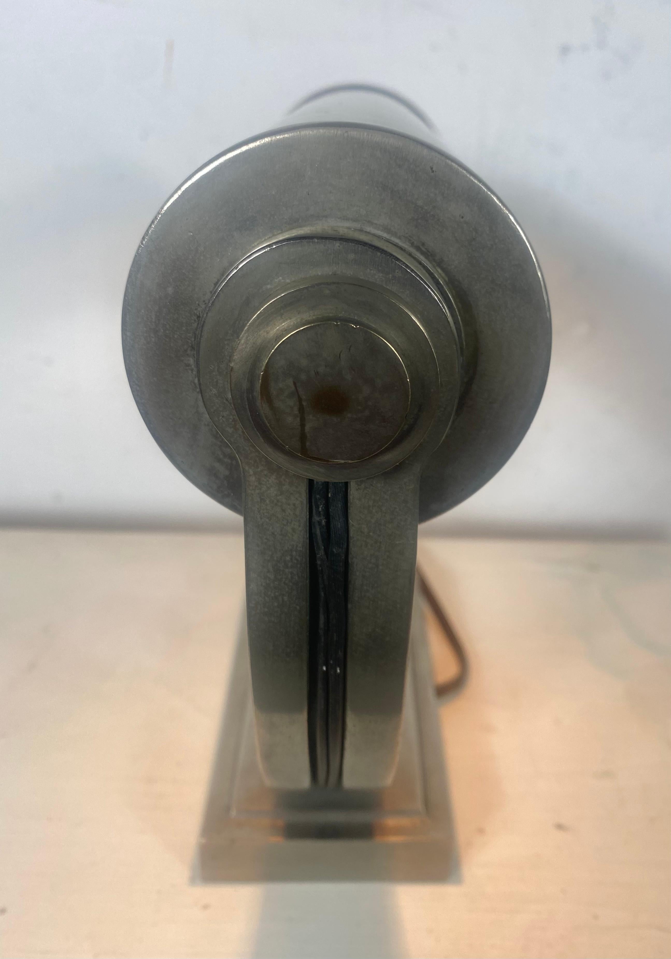 Seltene Beispiel, Bauhaus / Art Deco-Schreibtischlampe, entworfen von Gilbert Rohde (Nickel) im Angebot