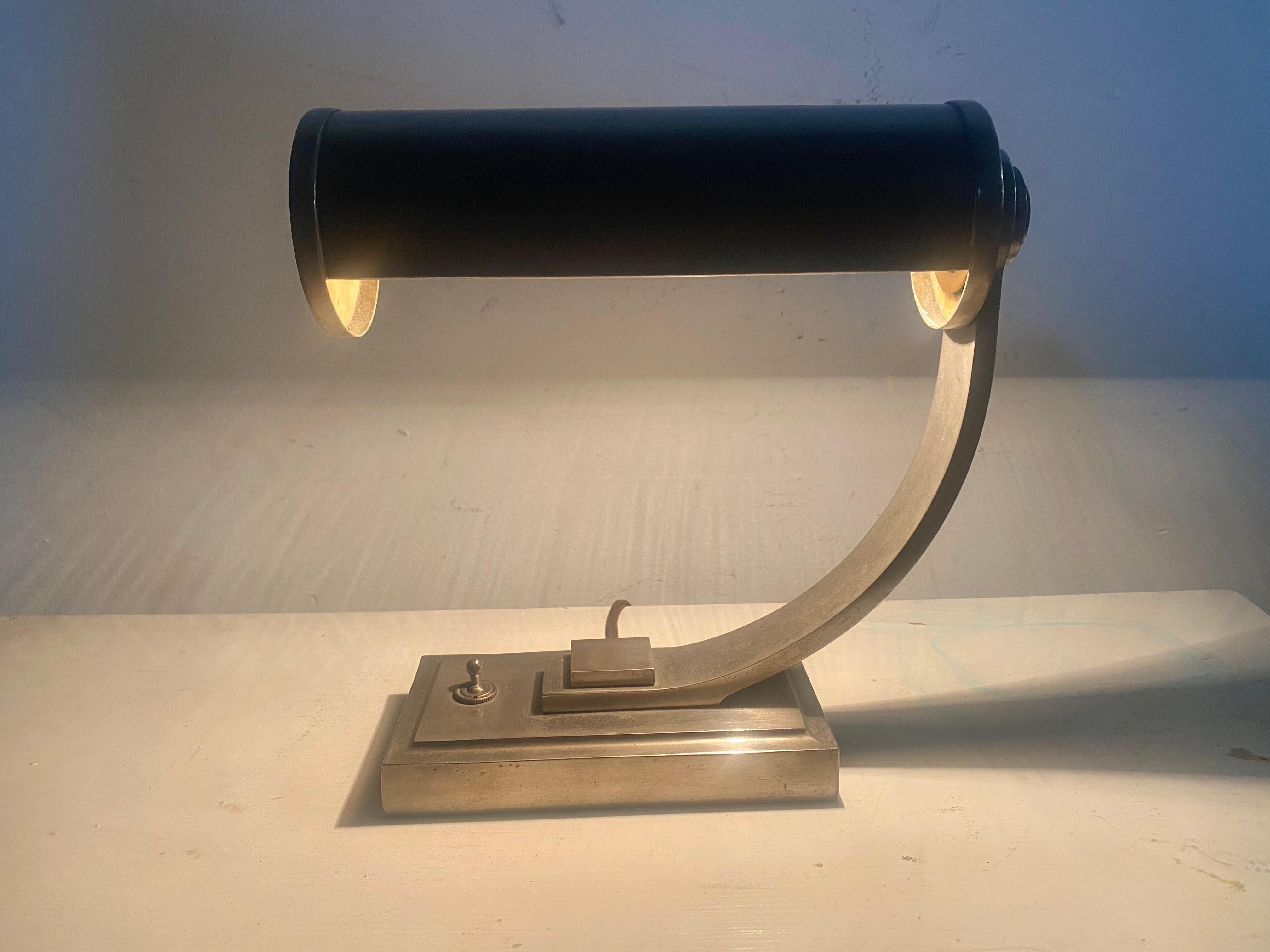 Seltene Beispiel, Bauhaus / Art Deco-Schreibtischlampe, entworfen von Gilbert Rohde im Angebot 2