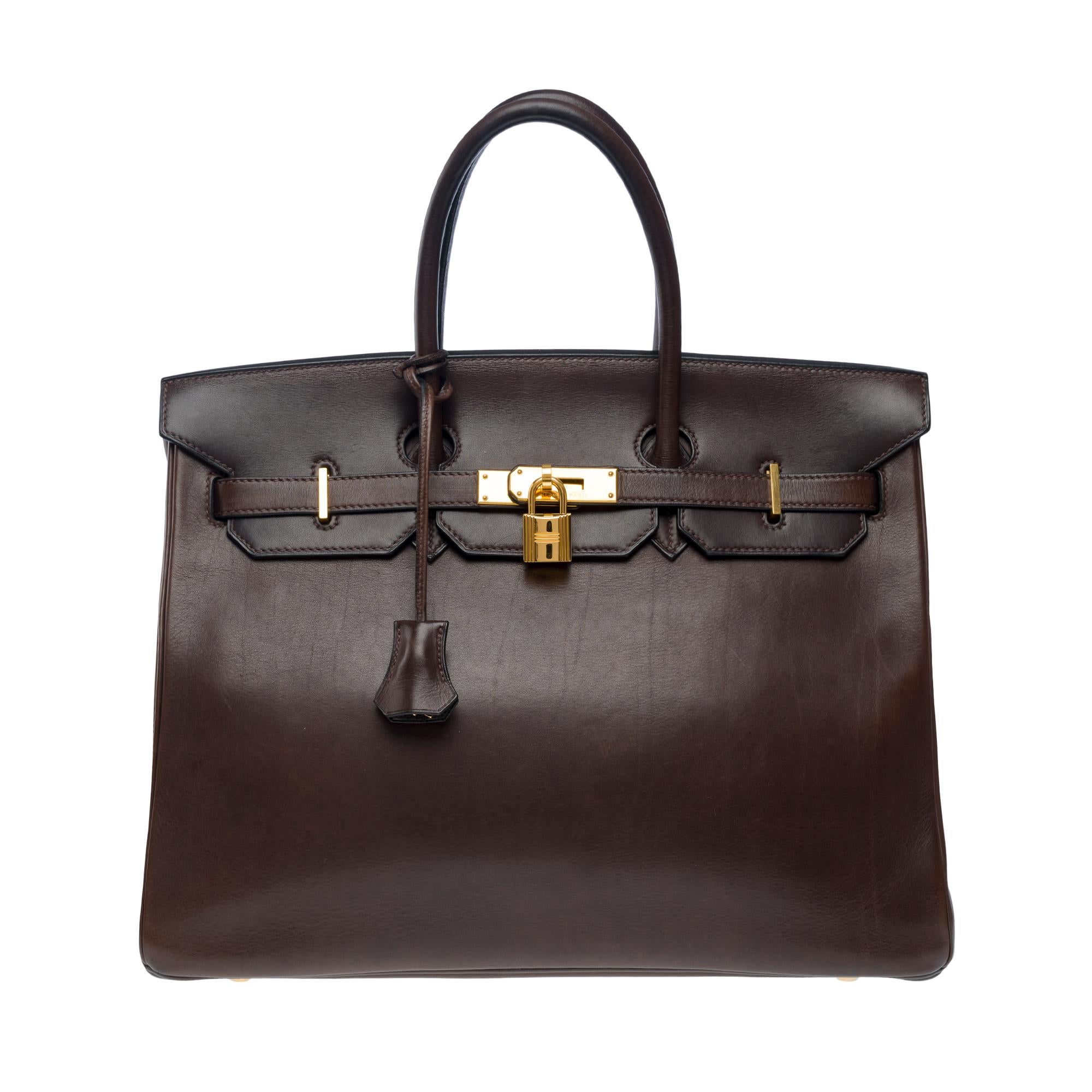 Rare et superbe sac à main Hermès Birkin 35 en cuir Barenia brun ébène, garniture en métal doré, double poignée en cuir brun pour un portage à la main.

Fermeture à rabat
Doublure intérieure en cuir à la main, une poche zippée, une poche