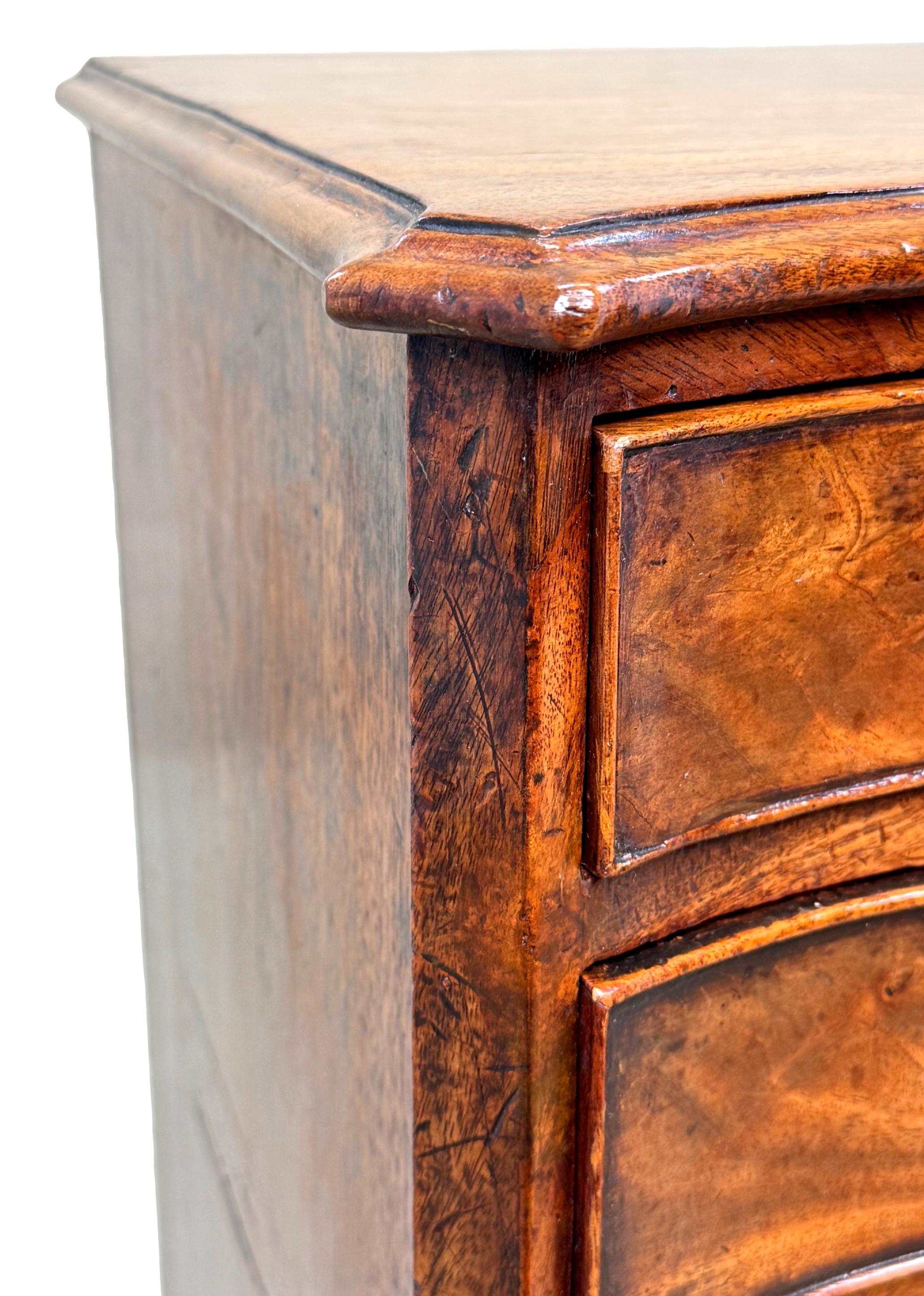 Rare et exceptionnellement petite commode serpentine géorgienne 3