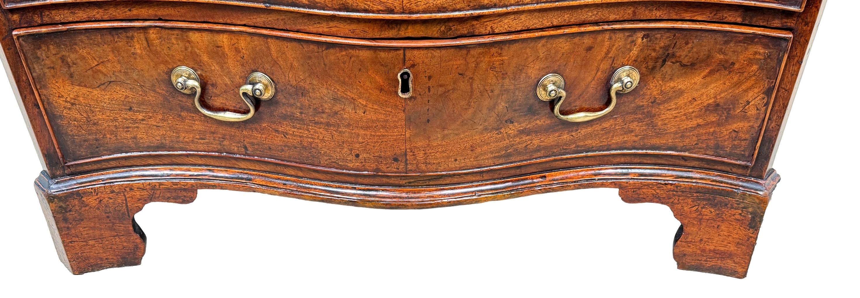 Rare et exceptionnellement petite commode serpentine géorgienne 4