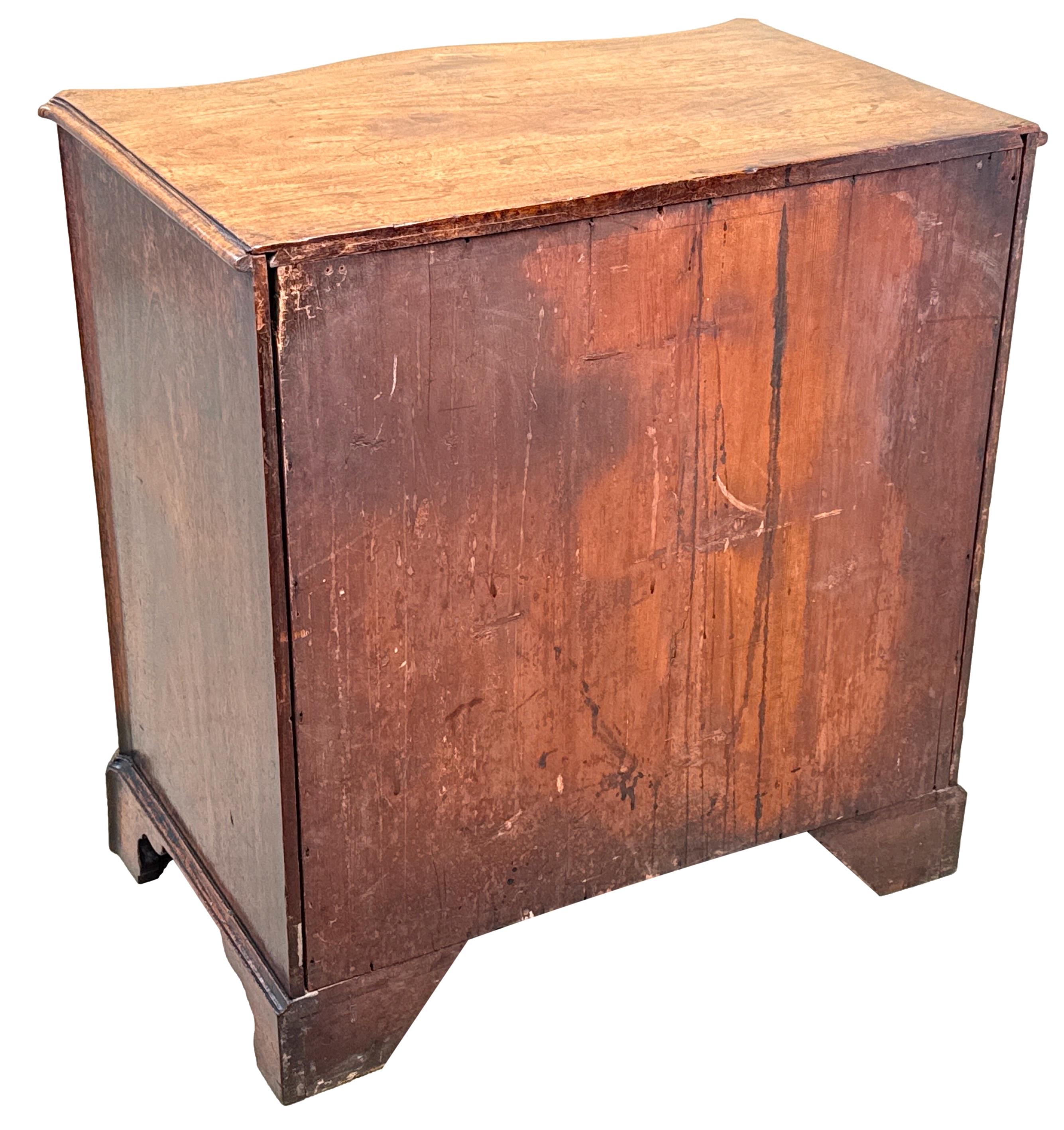 Rare et exceptionnellement petite commode serpentine géorgienne 6