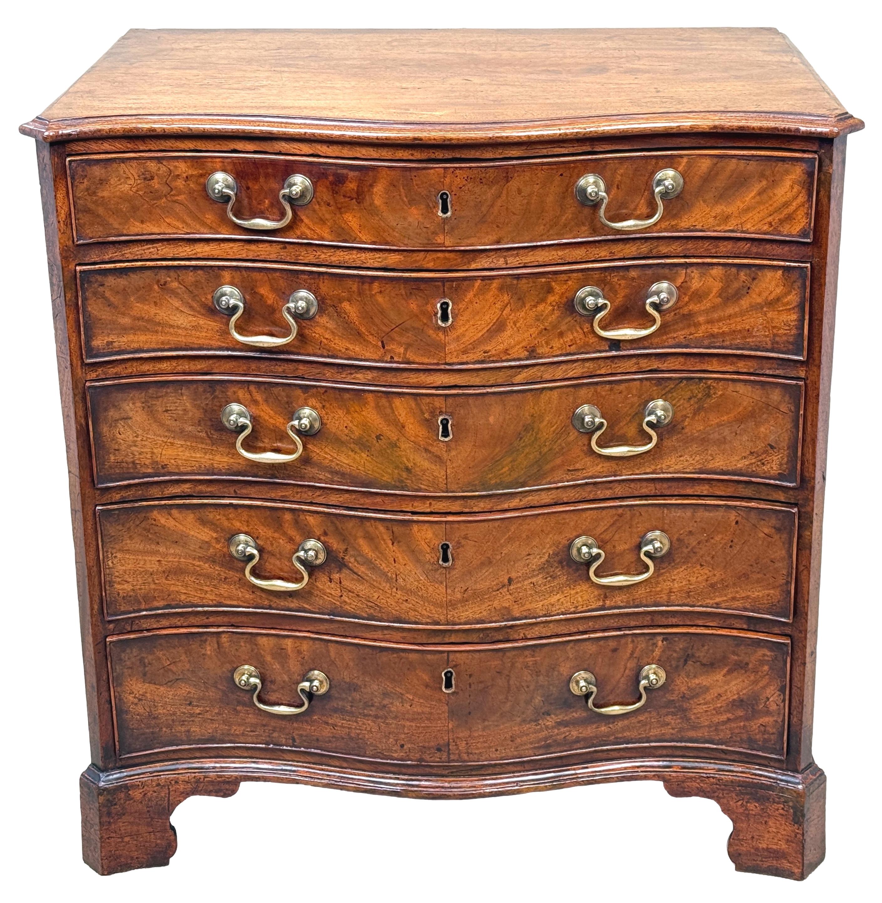 Rare et exceptionnellement petite commode serpentine géorgienne 7