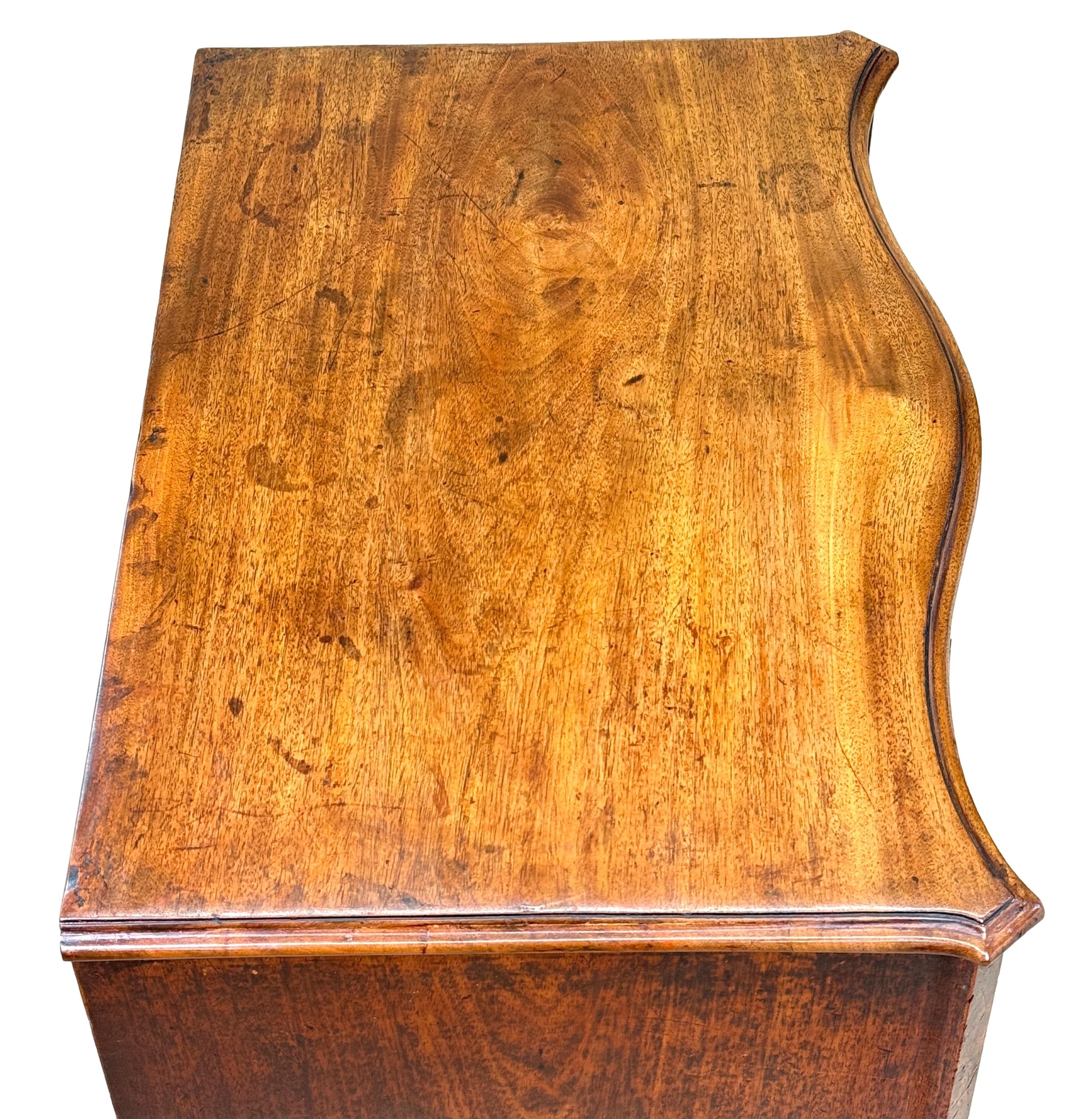 Chippendale Rare et exceptionnellement petite commode serpentine géorgienne