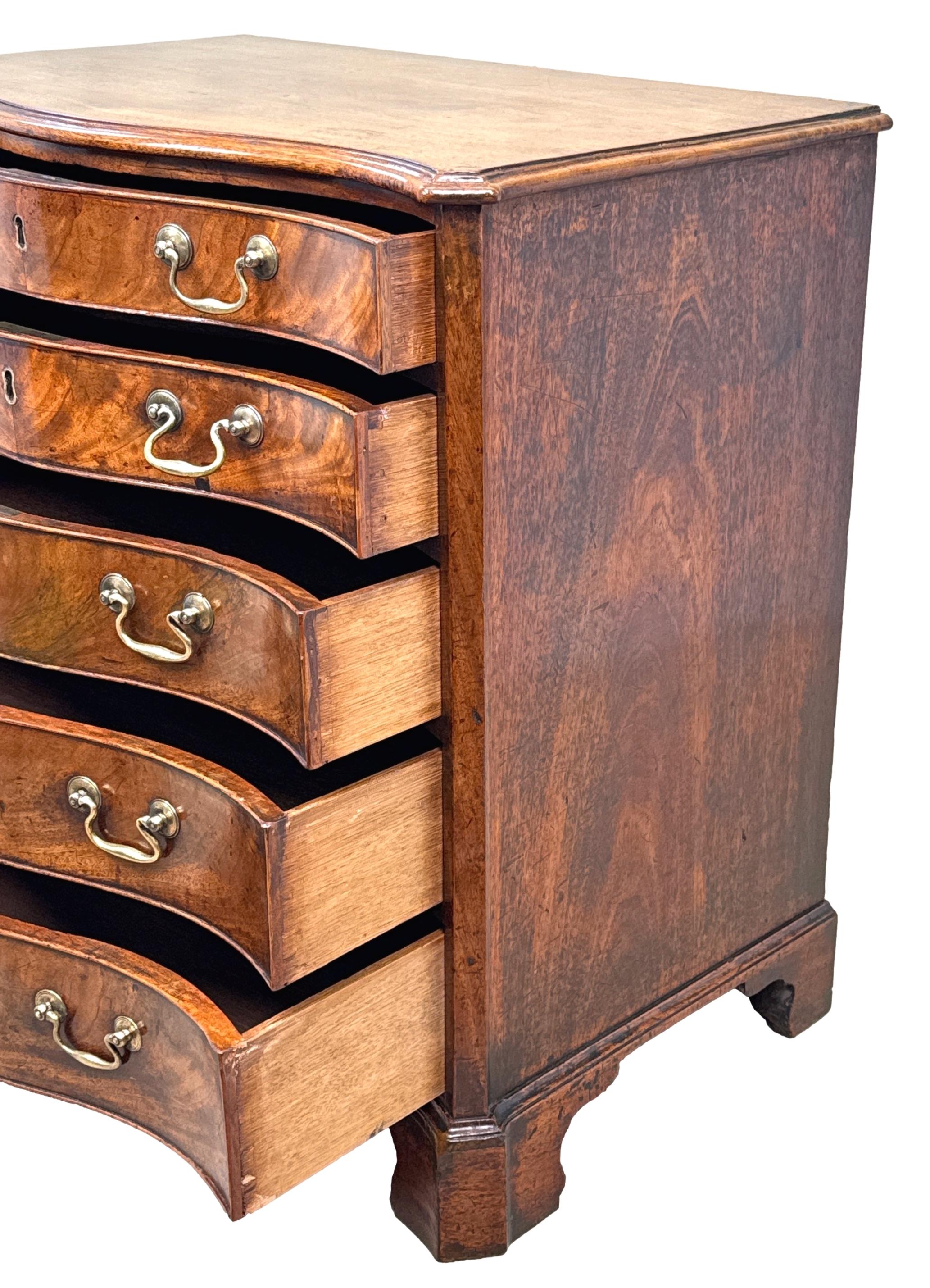 Anglais Rare et exceptionnellement petite commode serpentine géorgienne