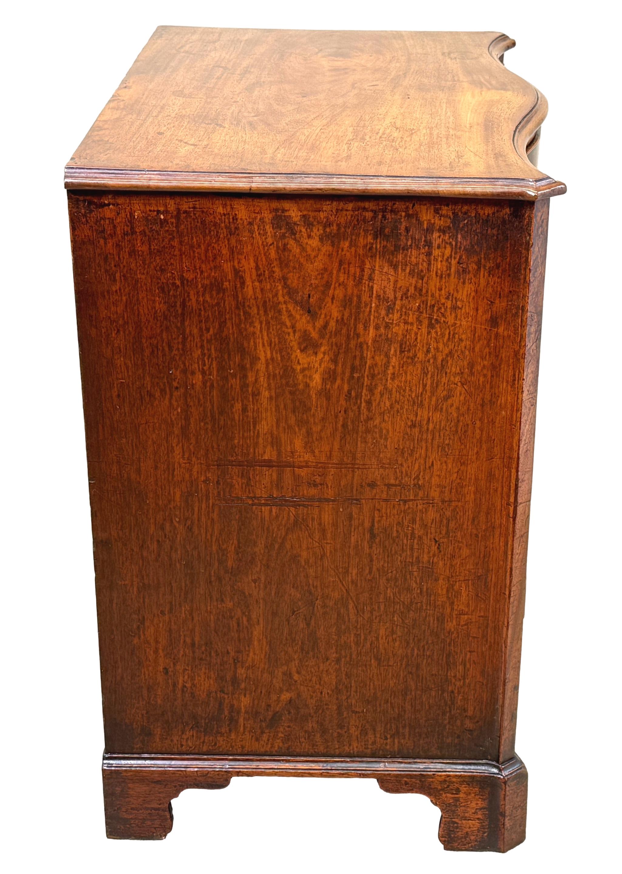 Rare et exceptionnellement petite commode serpentine géorgienne Bon état à Bedfordshire, GB