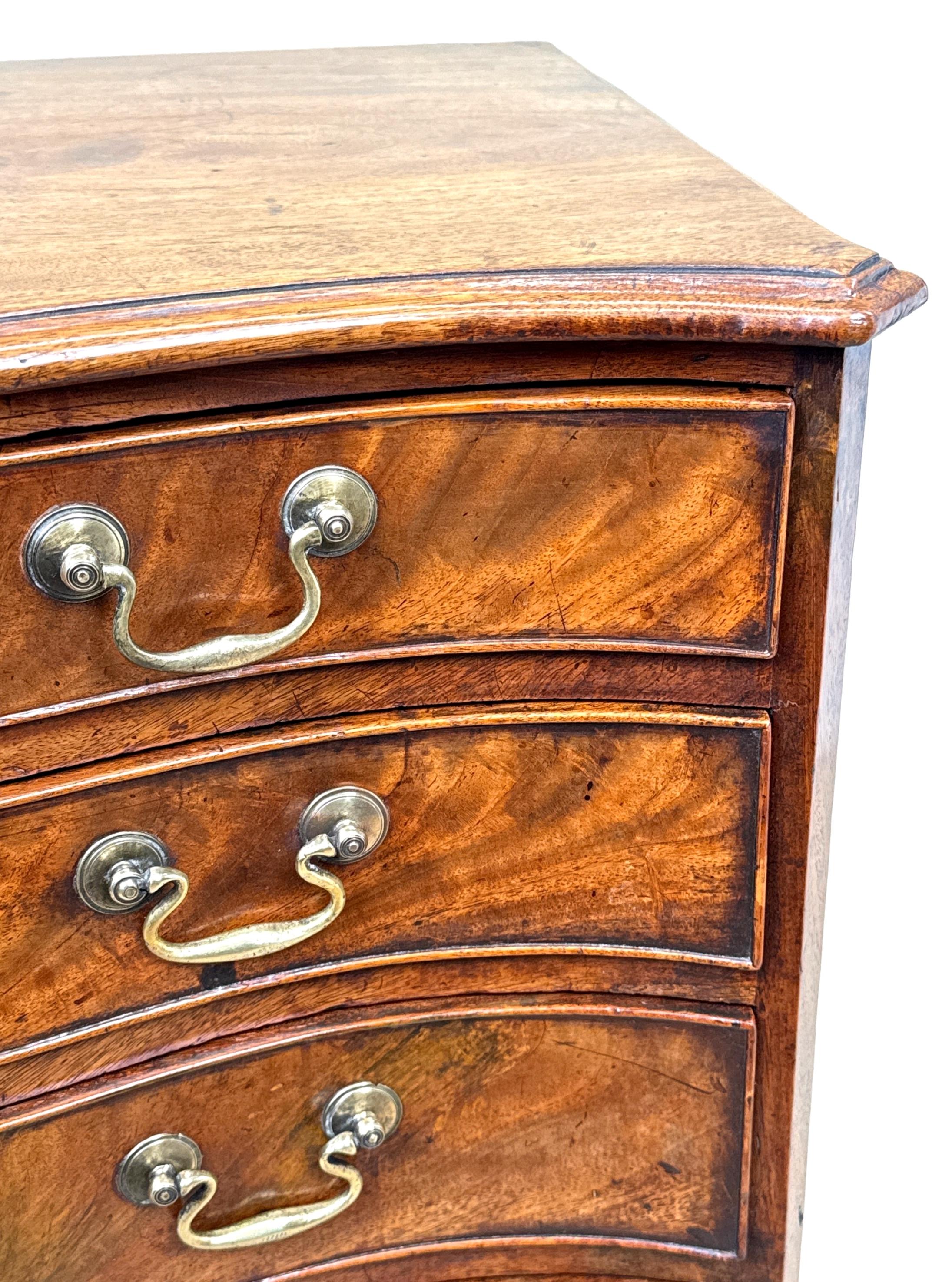 XVIIIe siècle Rare et exceptionnellement petite commode serpentine géorgienne