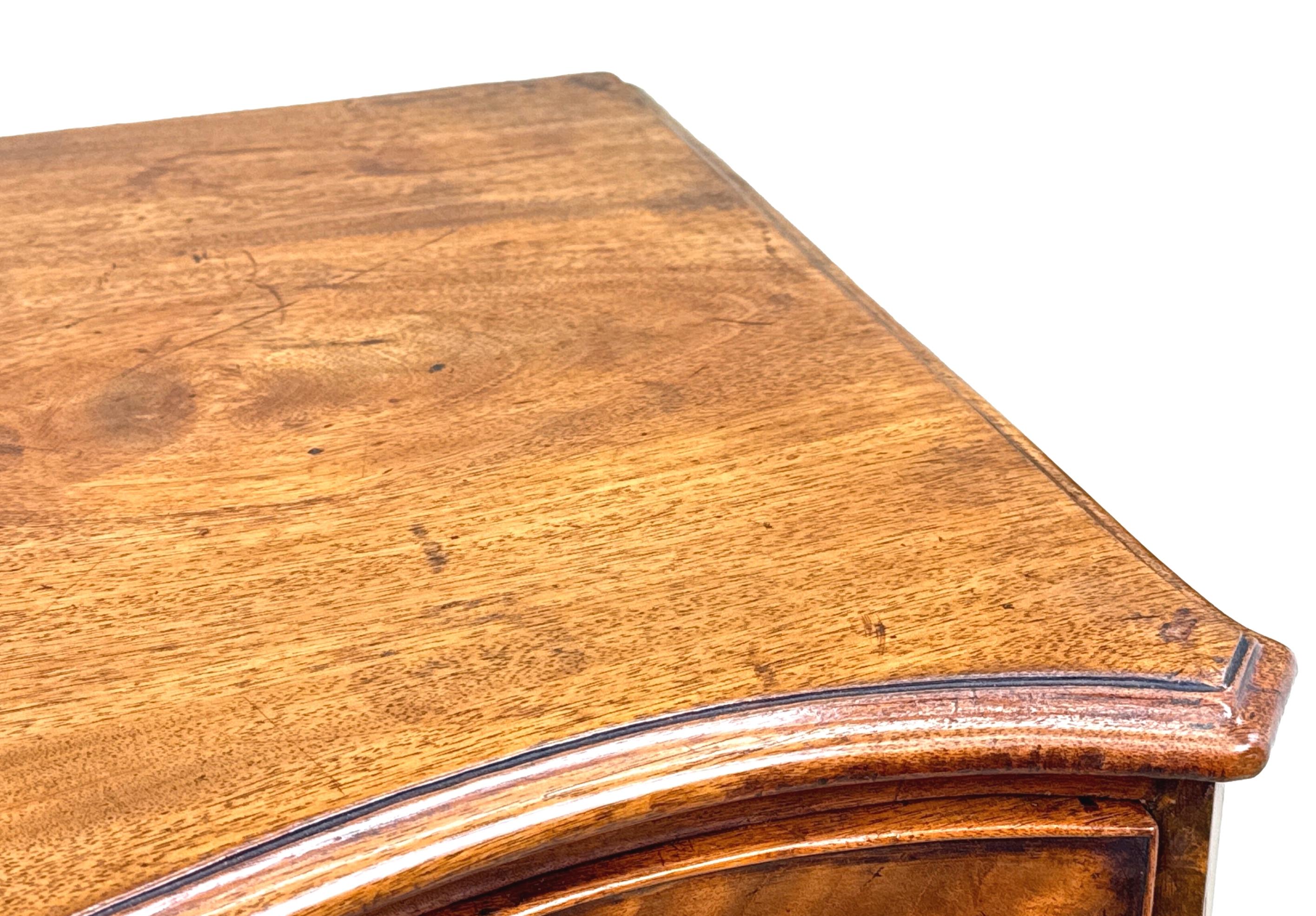 Acajou Rare et exceptionnellement petite commode serpentine géorgienne