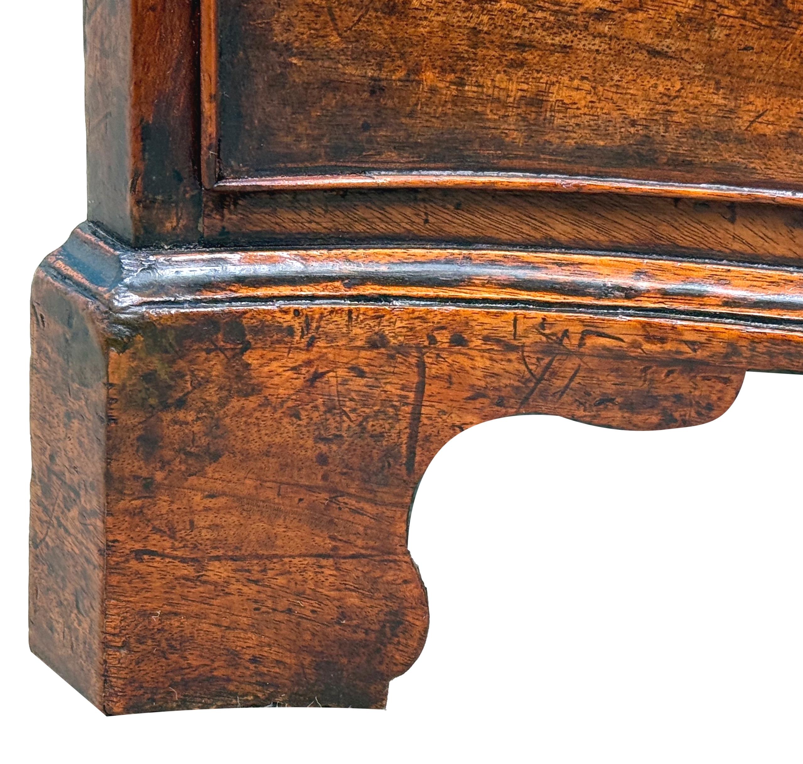 Rare et exceptionnellement petite commode serpentine géorgienne 1