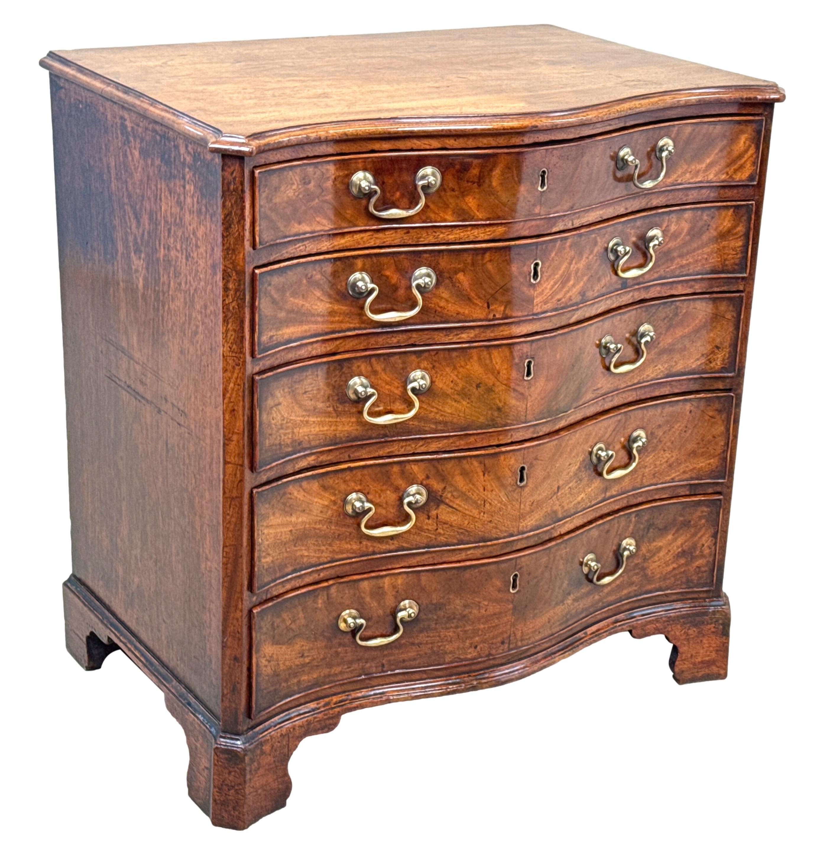 Rare et exceptionnellement petite commode serpentine géorgienne 2