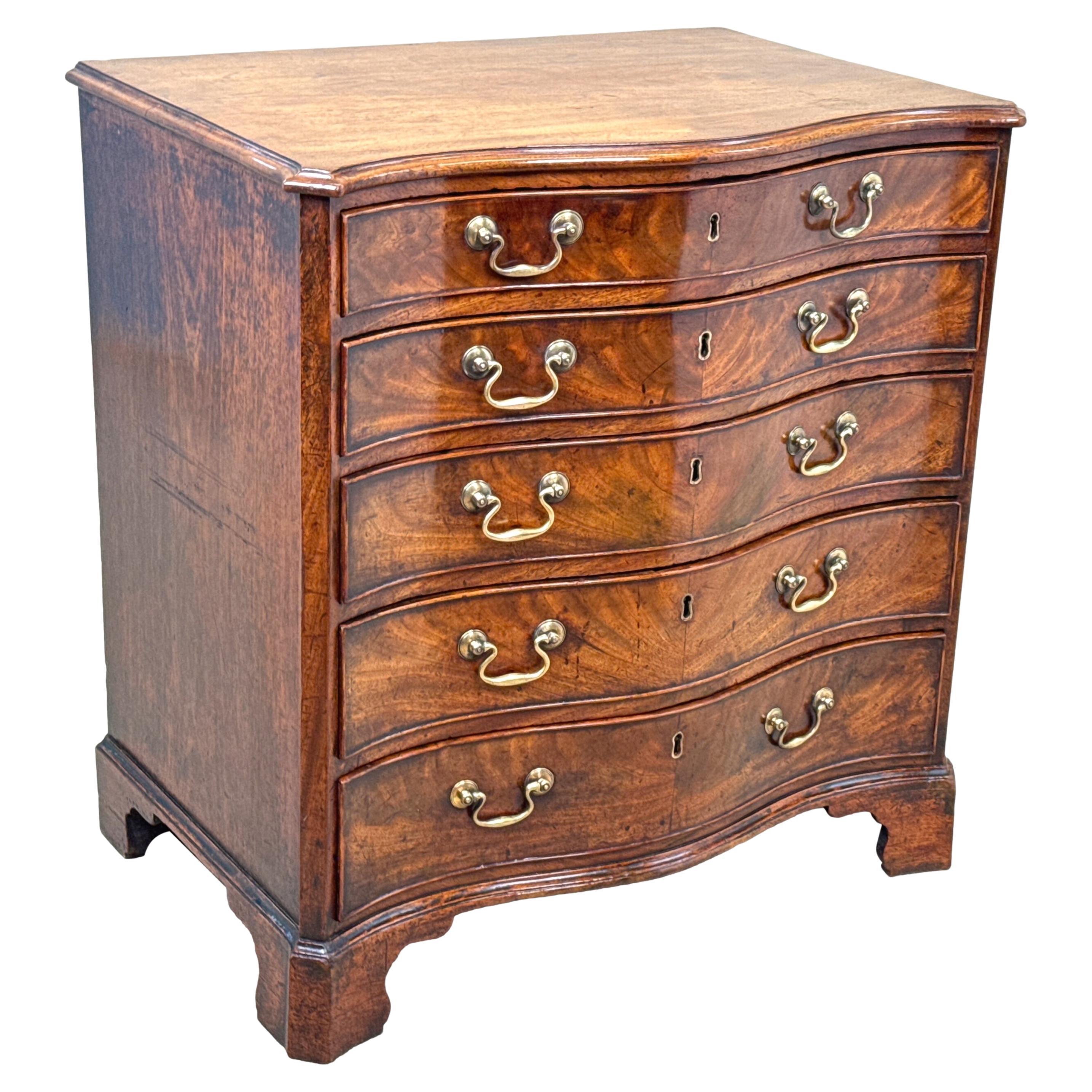 Rare et exceptionnellement petite commode serpentine géorgienne