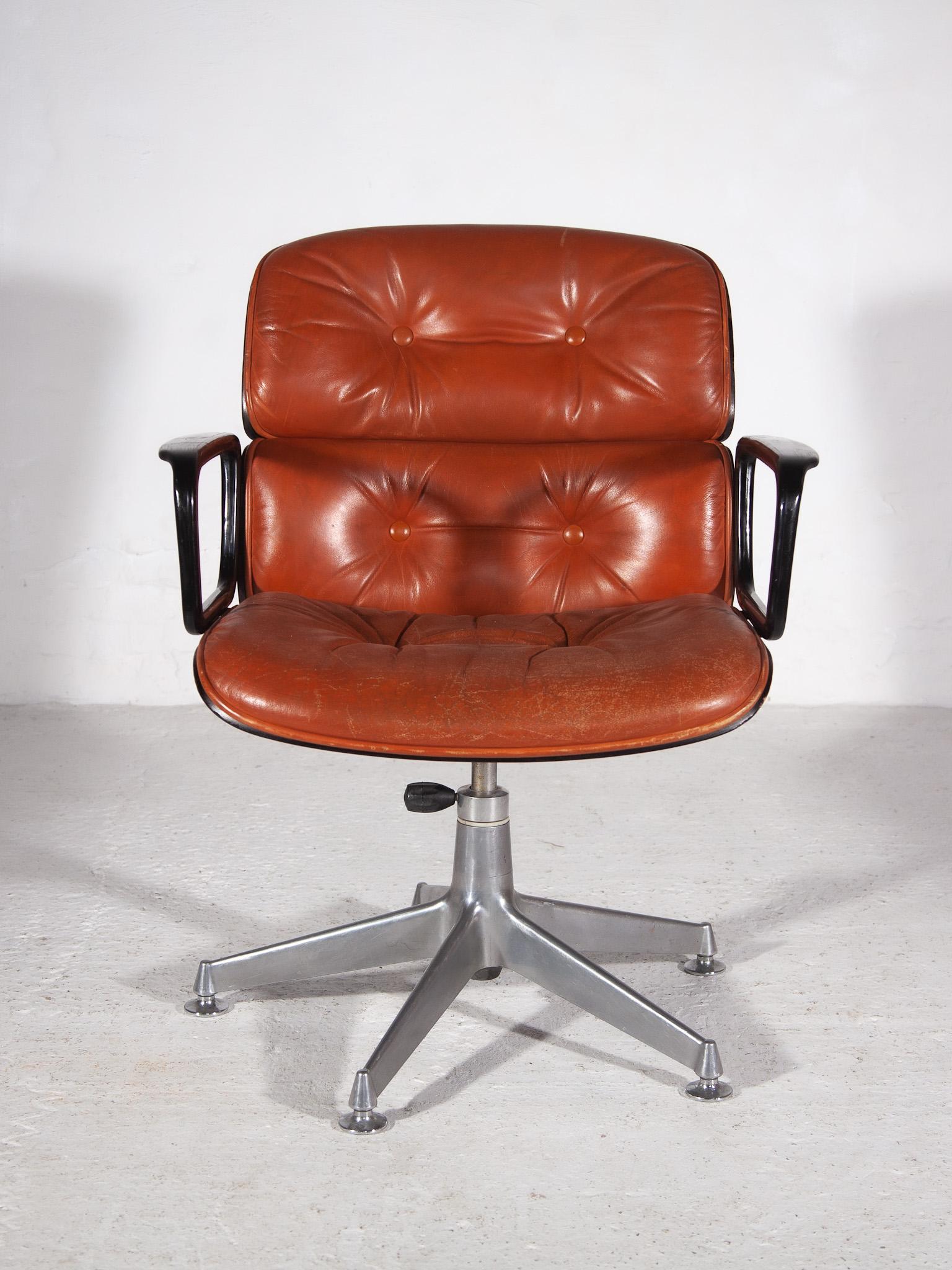 Mid-Century Modern plywood and leather desk chair designed by Ico Parisi for MIM Rome, Italy. This chair is not only stylish but also a work of art that will be the focal point of any room. The sleek and elegant design is a perfect blend of vintage