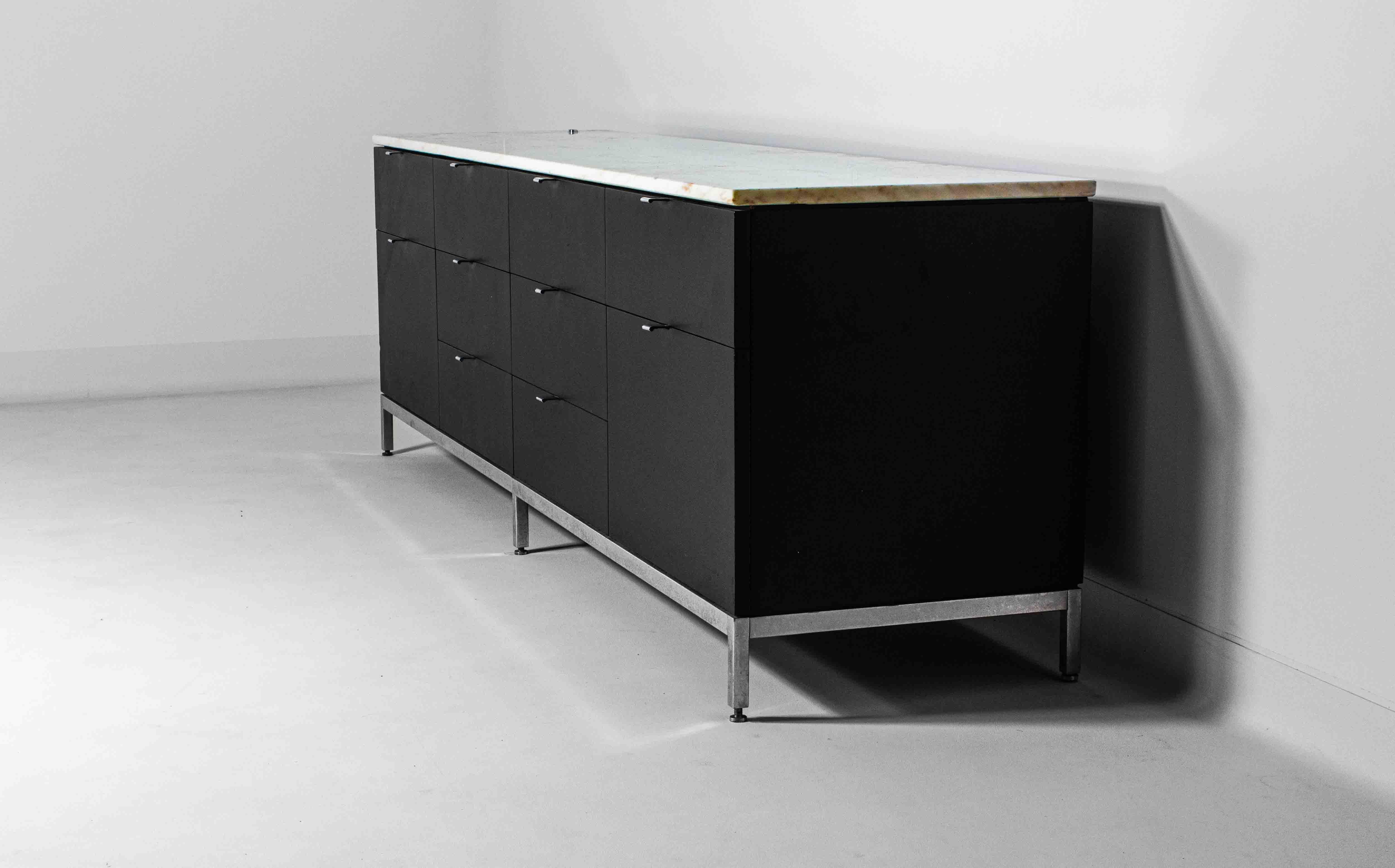 Rarissima credenza della serie executive di Florence Knol. Questo è caratterizzato da un piano in marmo rosé aurore al posto del marmo grigio di Carrara. Florence Knoll è stata un architetto e designer americano all'avanguardia che ha rivoluzionato
