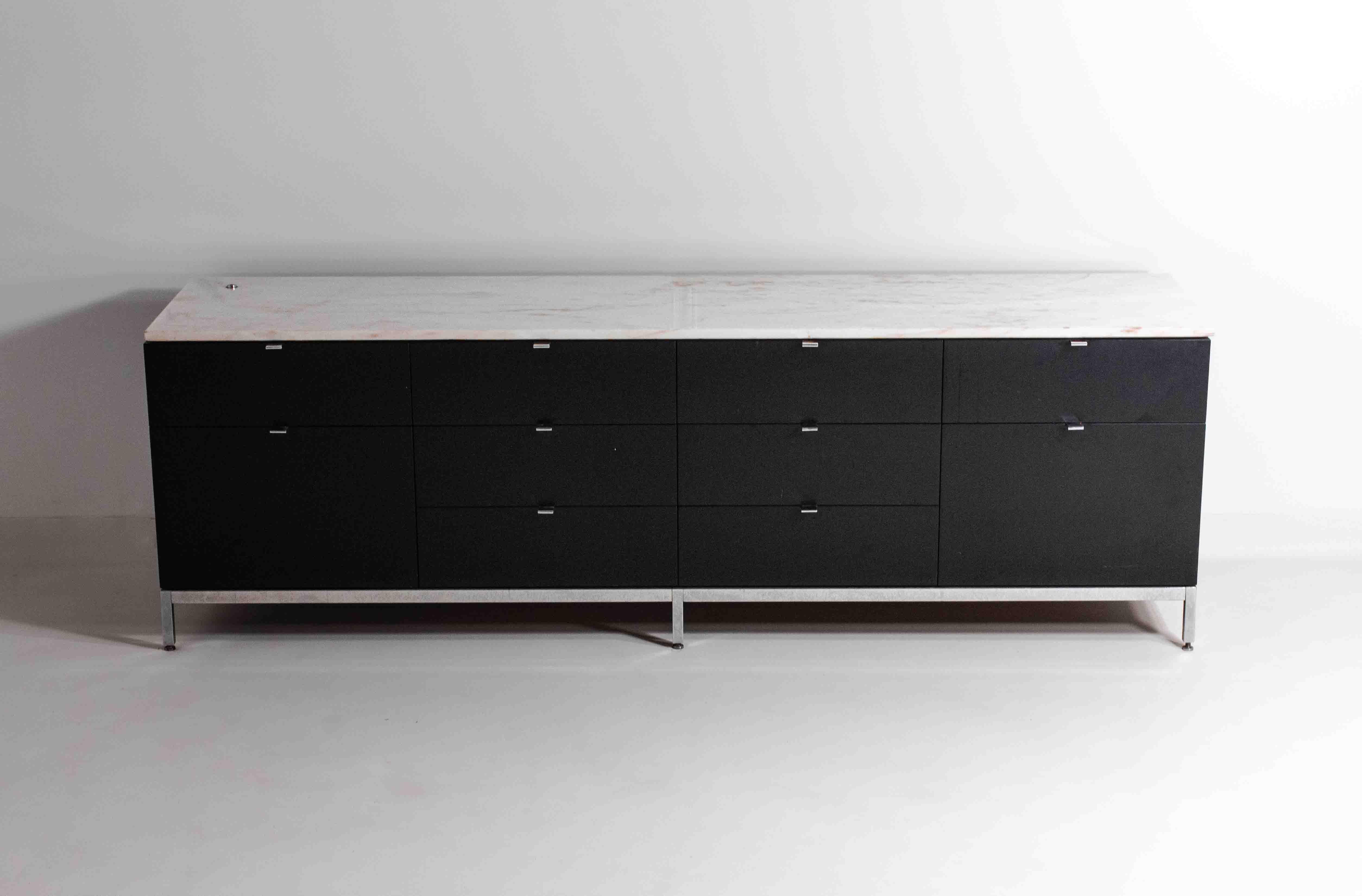 Mid-Century moderno Rara credenza direzionale di Florence Knoll in marmo rosa d'aurore, anni '60 in vendita