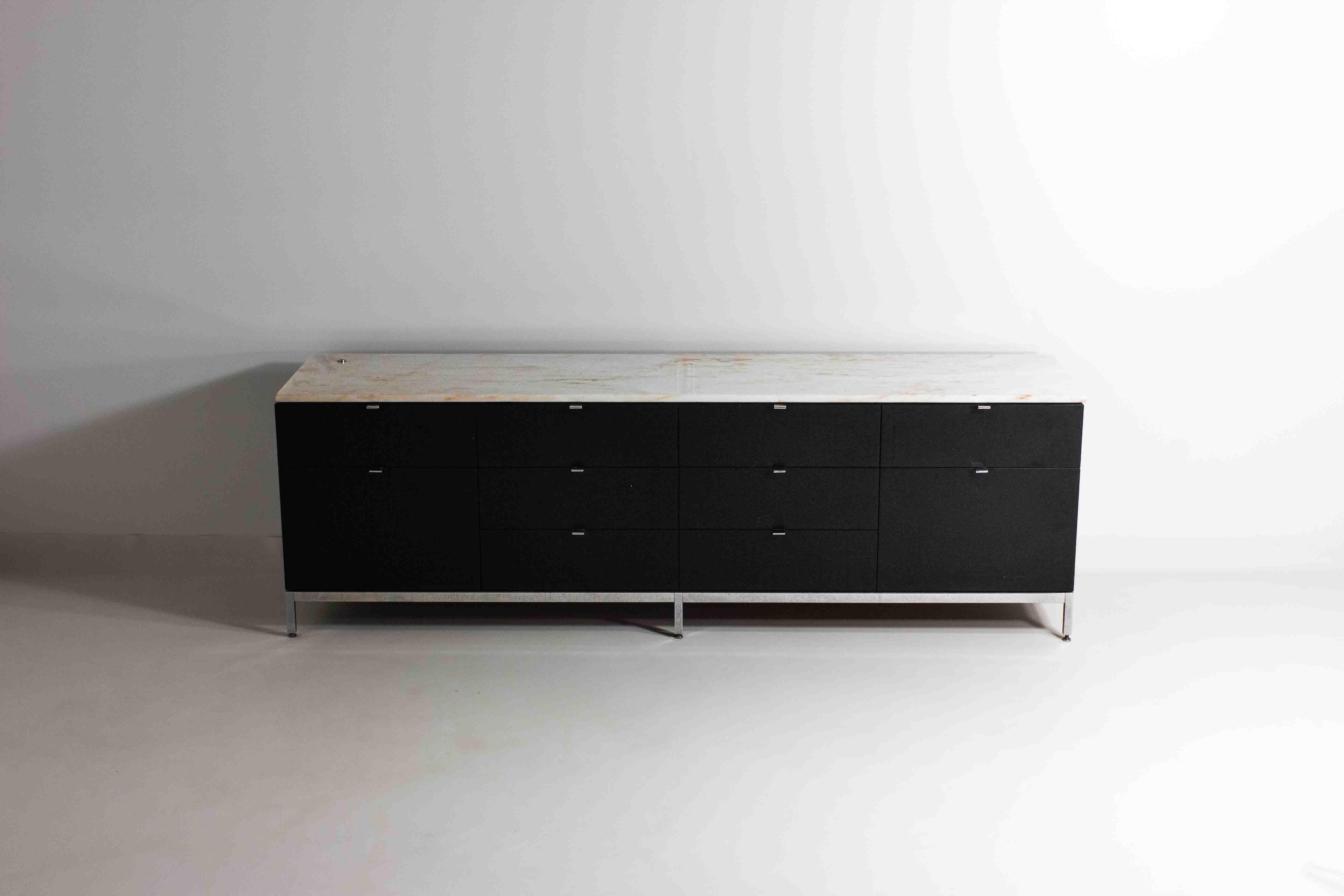 Americano Rara credenza direzionale di Florence Knoll in marmo rosa d'aurore, anni '60 in vendita