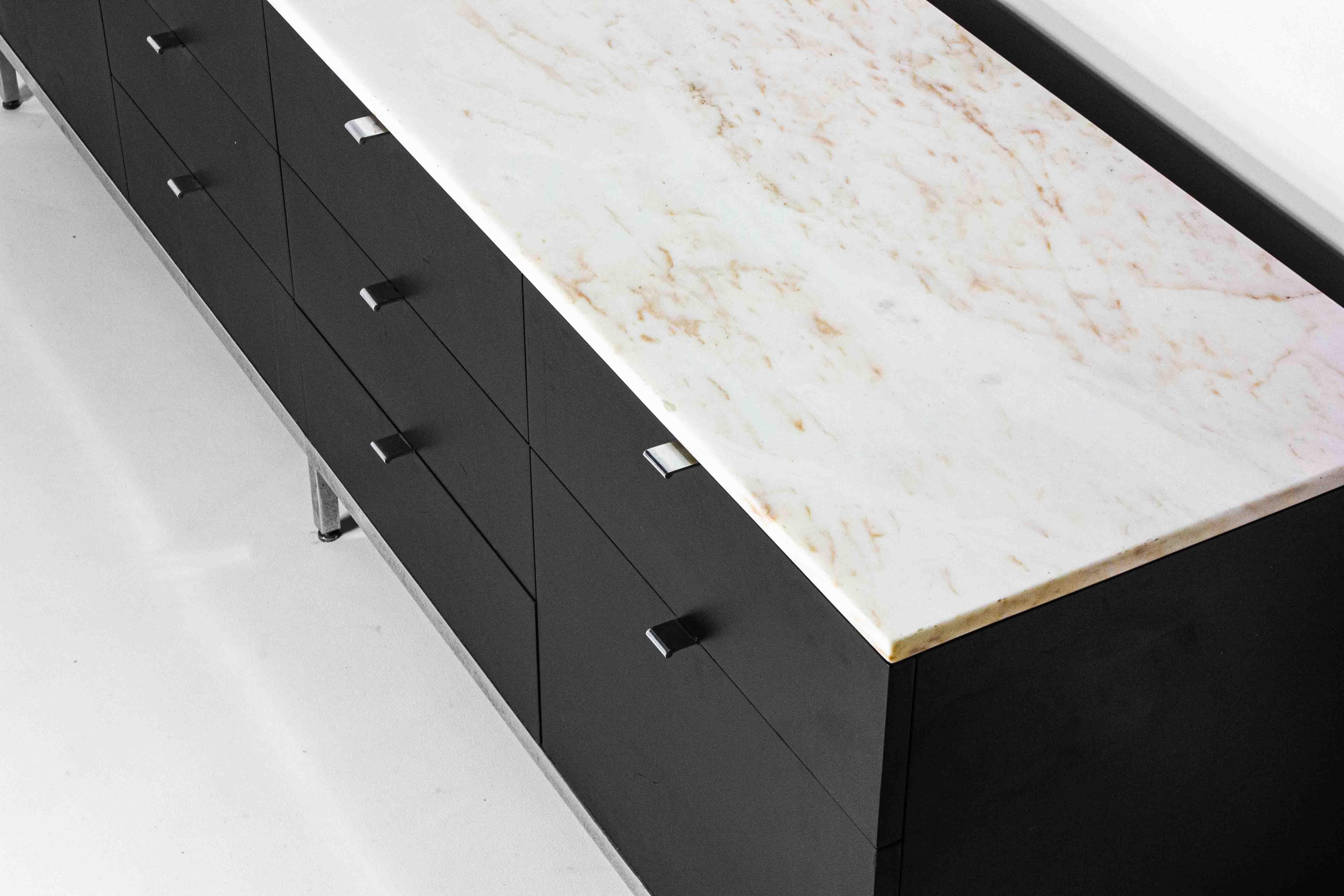Rara credenza direzionale di Florence Knoll in marmo rosa d'aurore, anni '60 In condizioni buone in vendita a Antwerpen, VAN