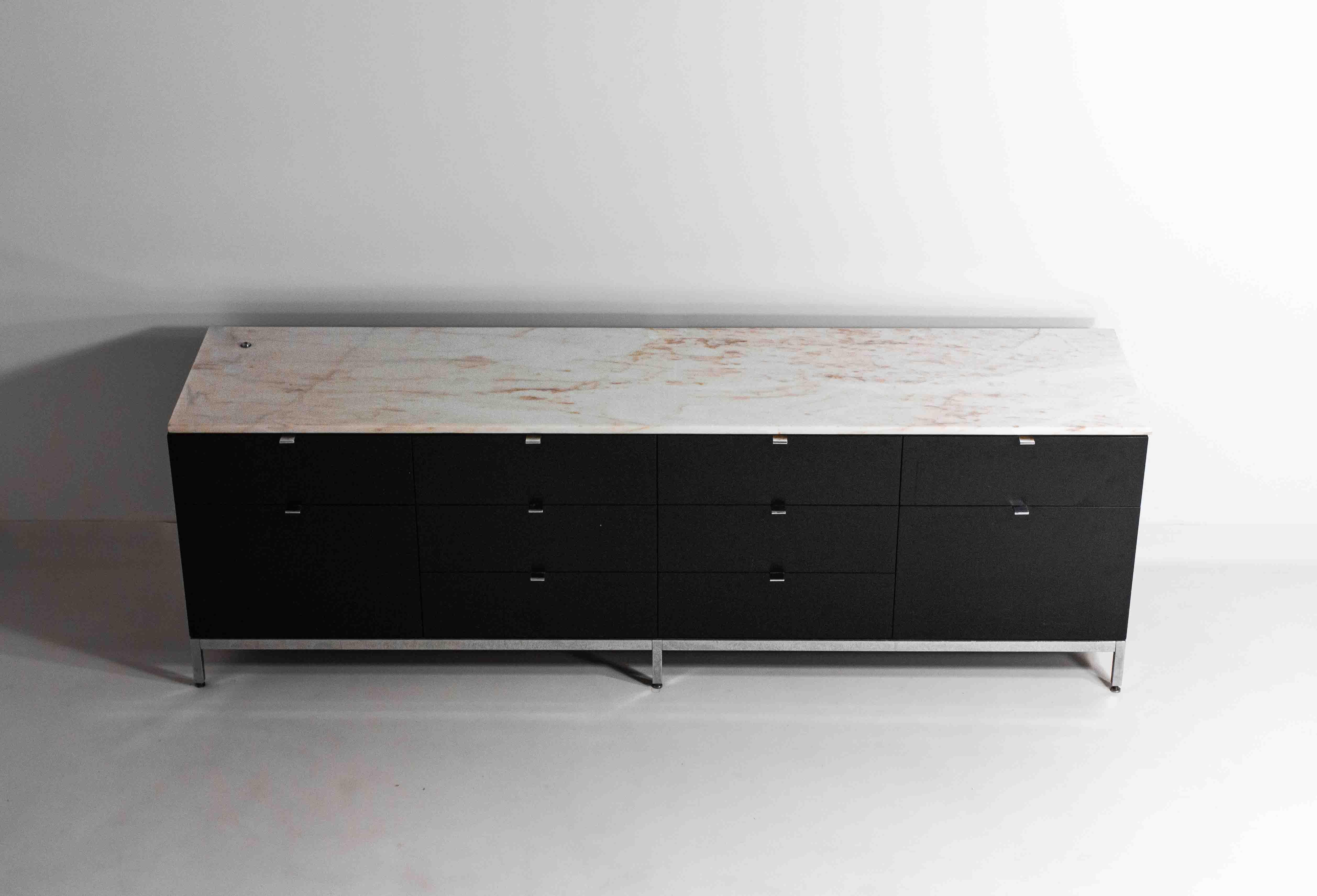Metà XX secolo Rara credenza direzionale di Florence Knoll in marmo rosa d'aurore, anni '60 in vendita