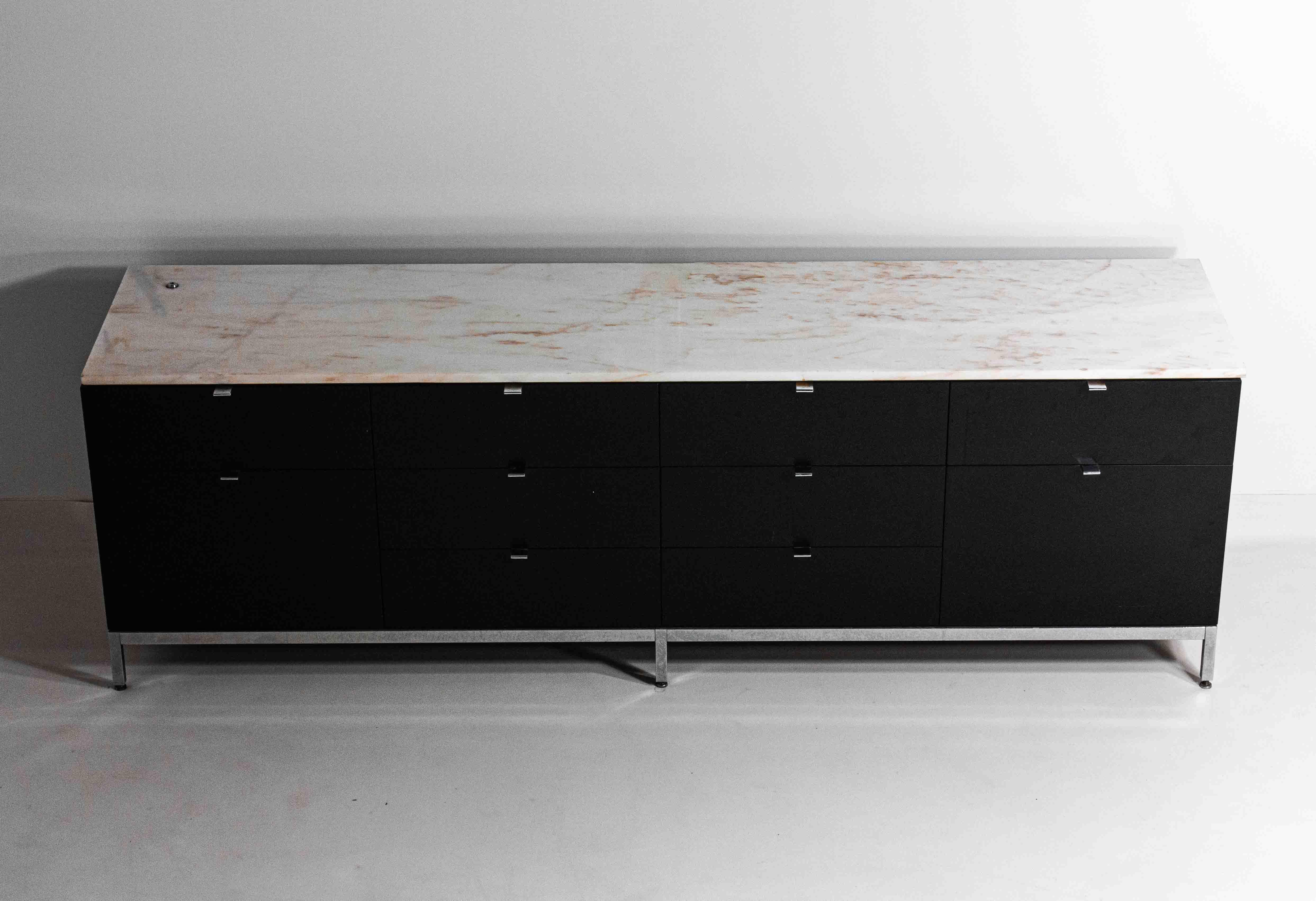 Marmo Rara credenza direzionale di Florence Knoll in marmo rosa d'aurore, anni '60 in vendita