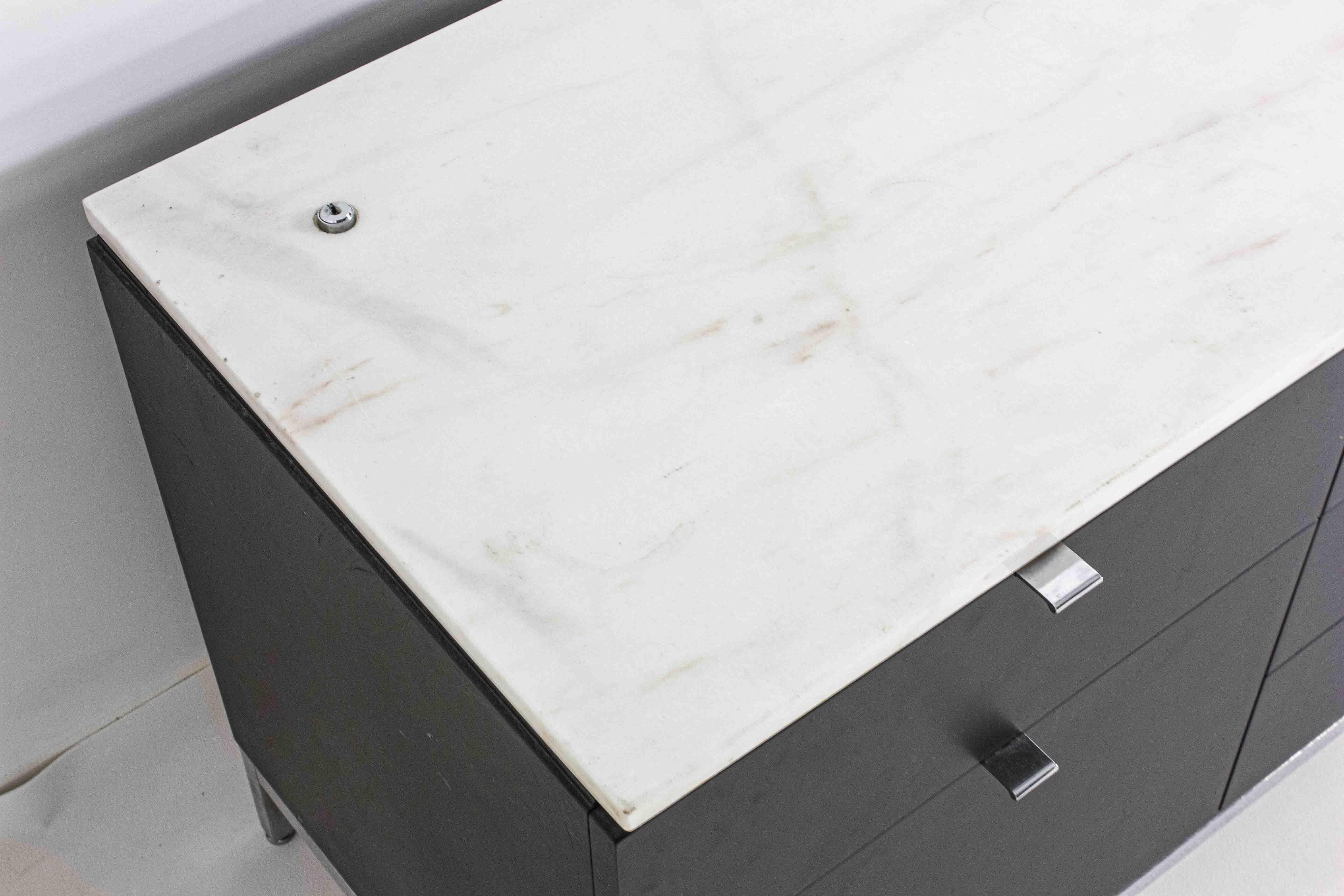 Rara credenza direzionale di Florence Knoll in marmo rosa d'aurore, anni '60 in vendita 1
