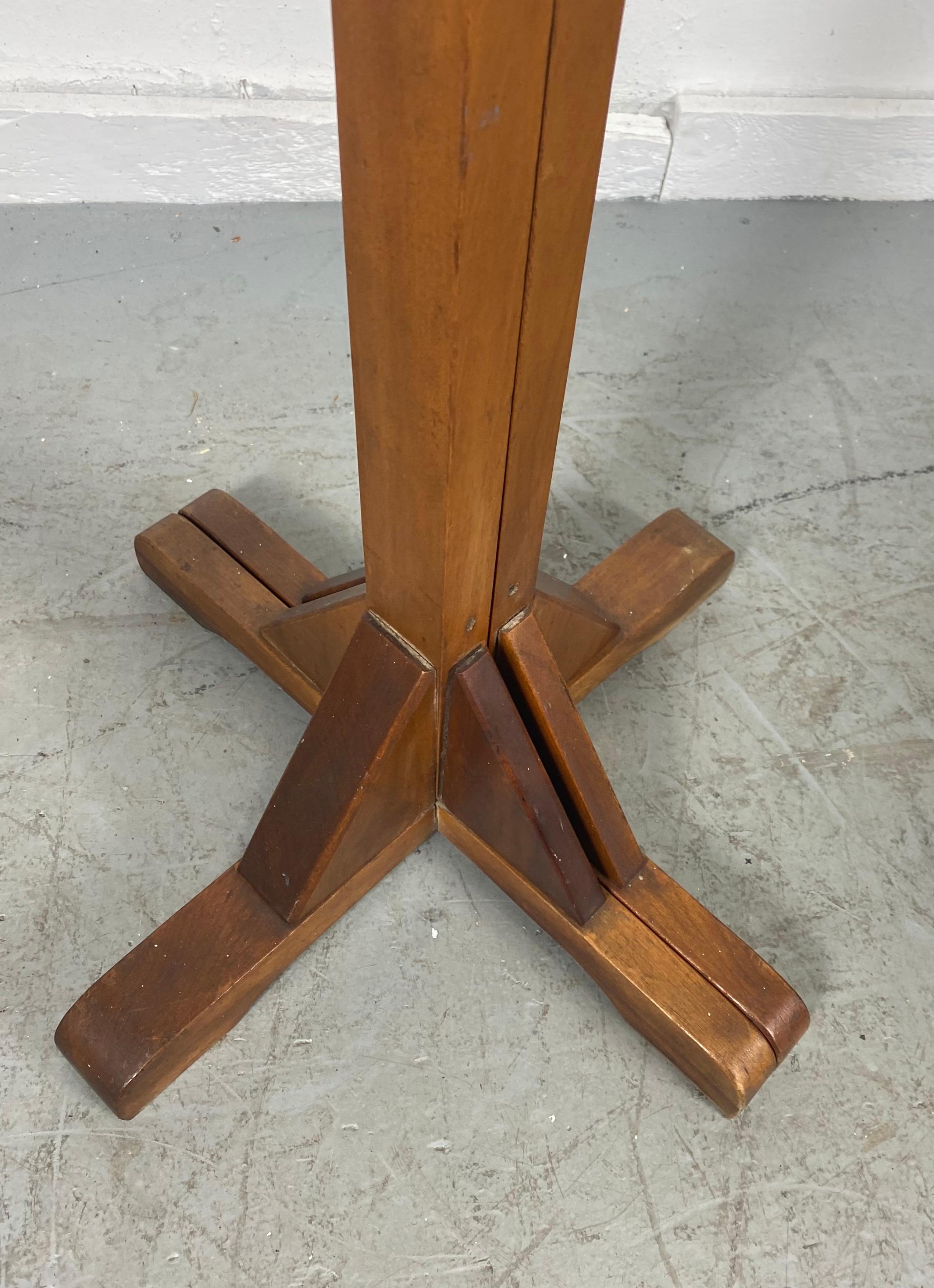 Rare Expanding Arts & Crafts Free Standing Coat Tree or Stand In Good Condition For Sale In Buffalo, NY