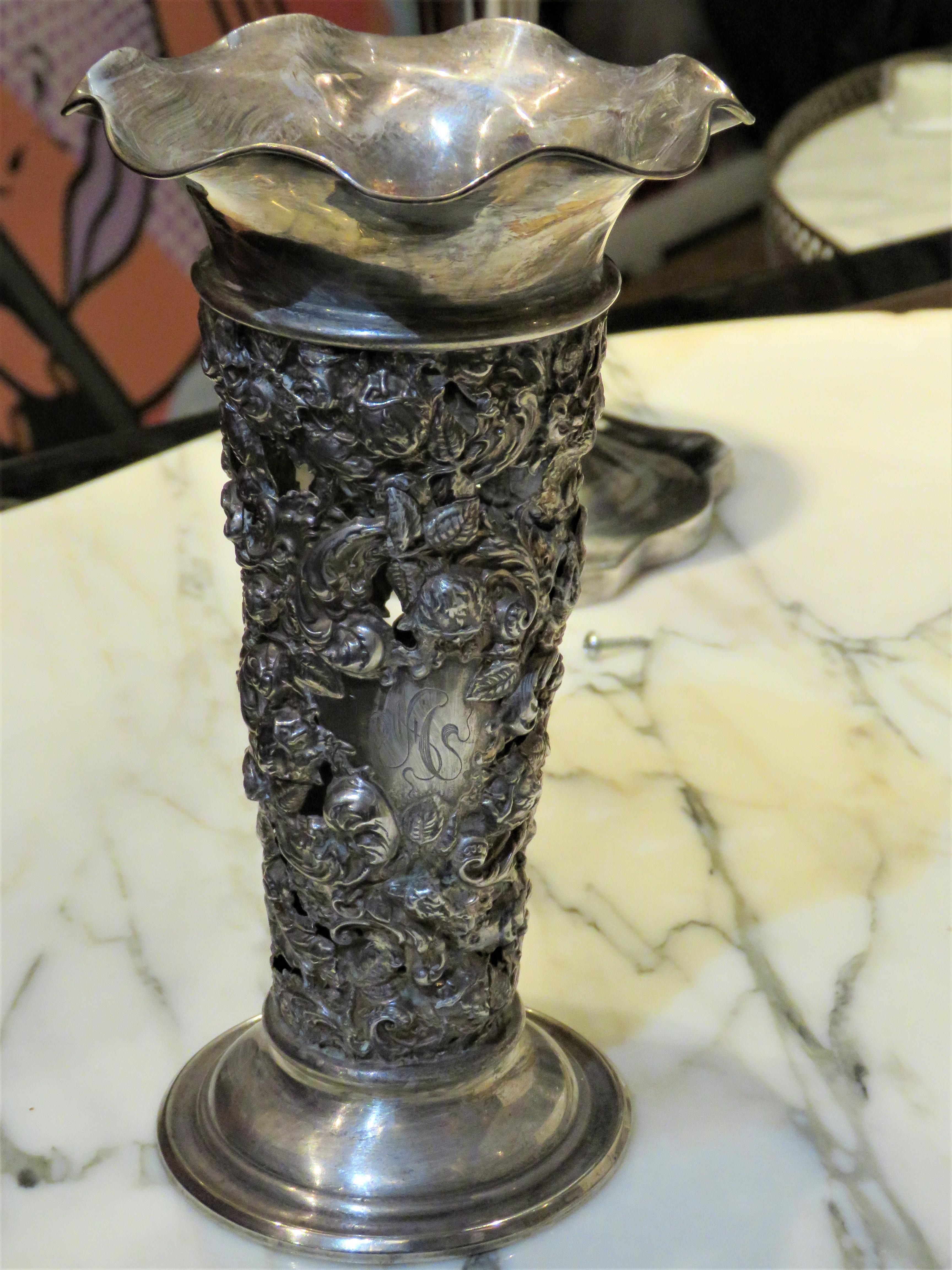 Der folgende Artikel, den wir anbieten, ist ein seltenes Monumentalstück aus dem 19. Sterling Silber Vase mit Blattwerk und scrollwork repousse Dekoration im gesamten. Sockel mit Sterling 7 Zoll auf der Unterseite. Entnommen aus einem sechs