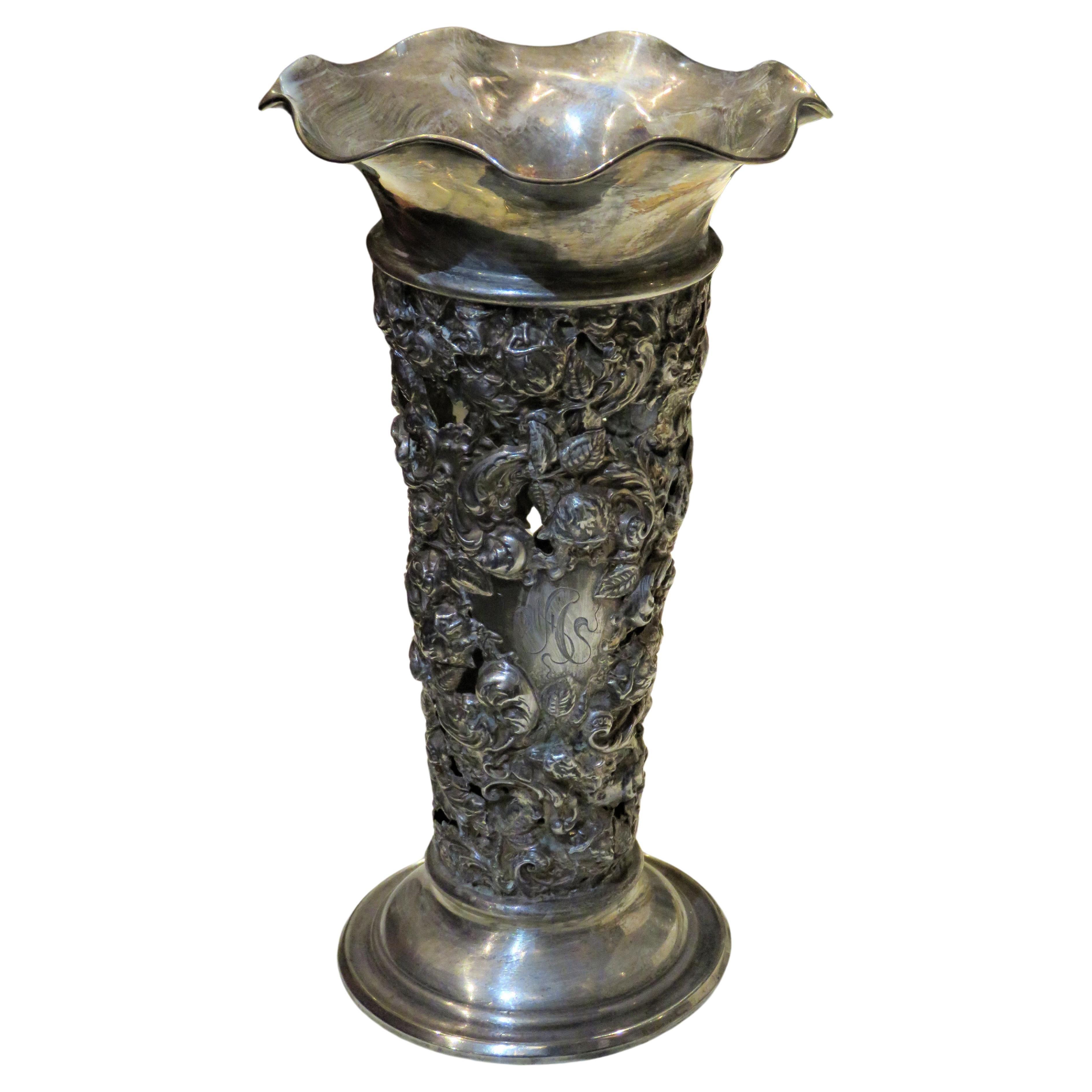Rare et exquis vase floral français du 19ème siècle en argent sterling en relief lourd
