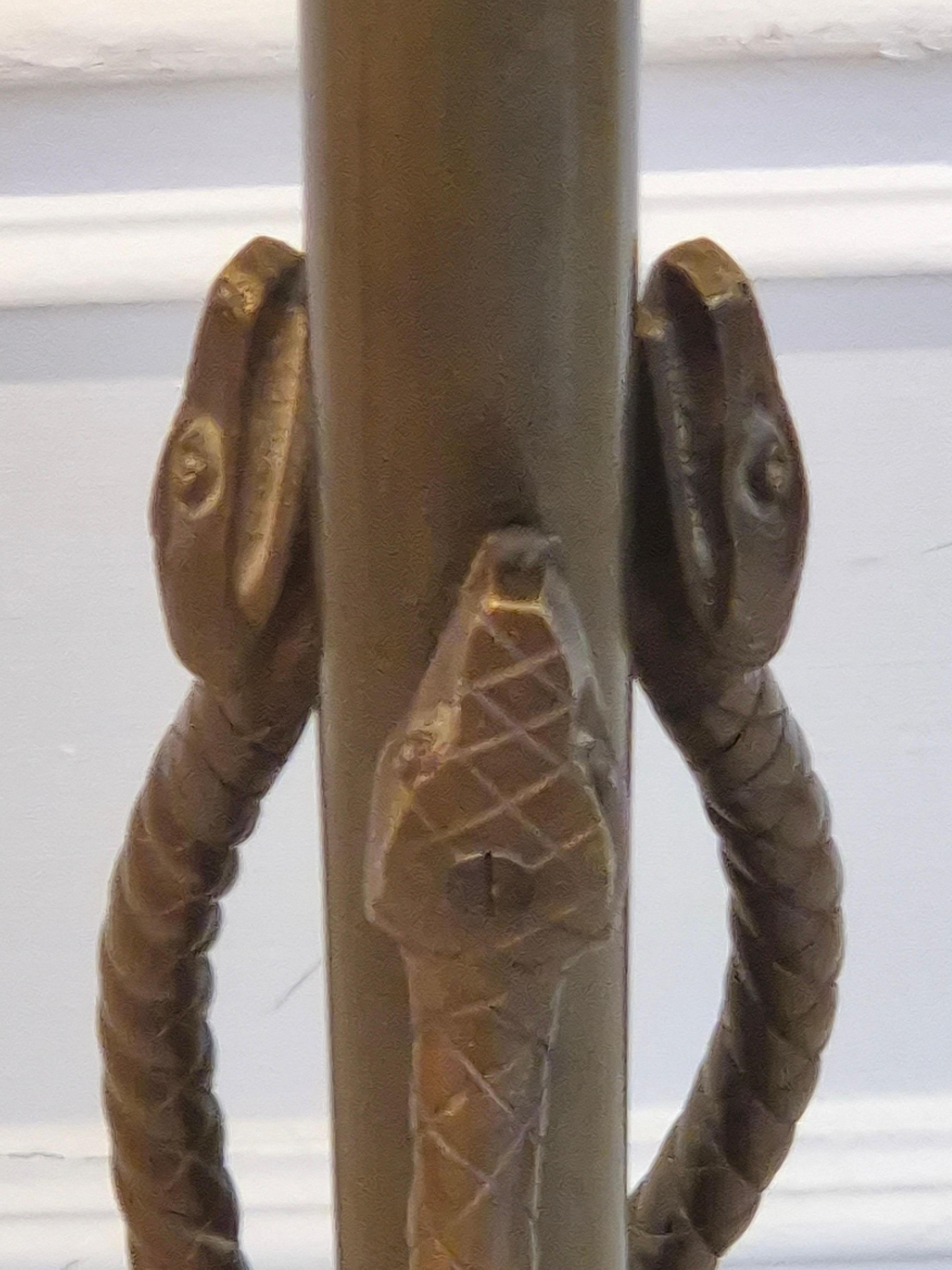 Rara y exquisita lámpara de pie de bronce con serpientes entrelazadas, principios del siglo XX. en venta 6