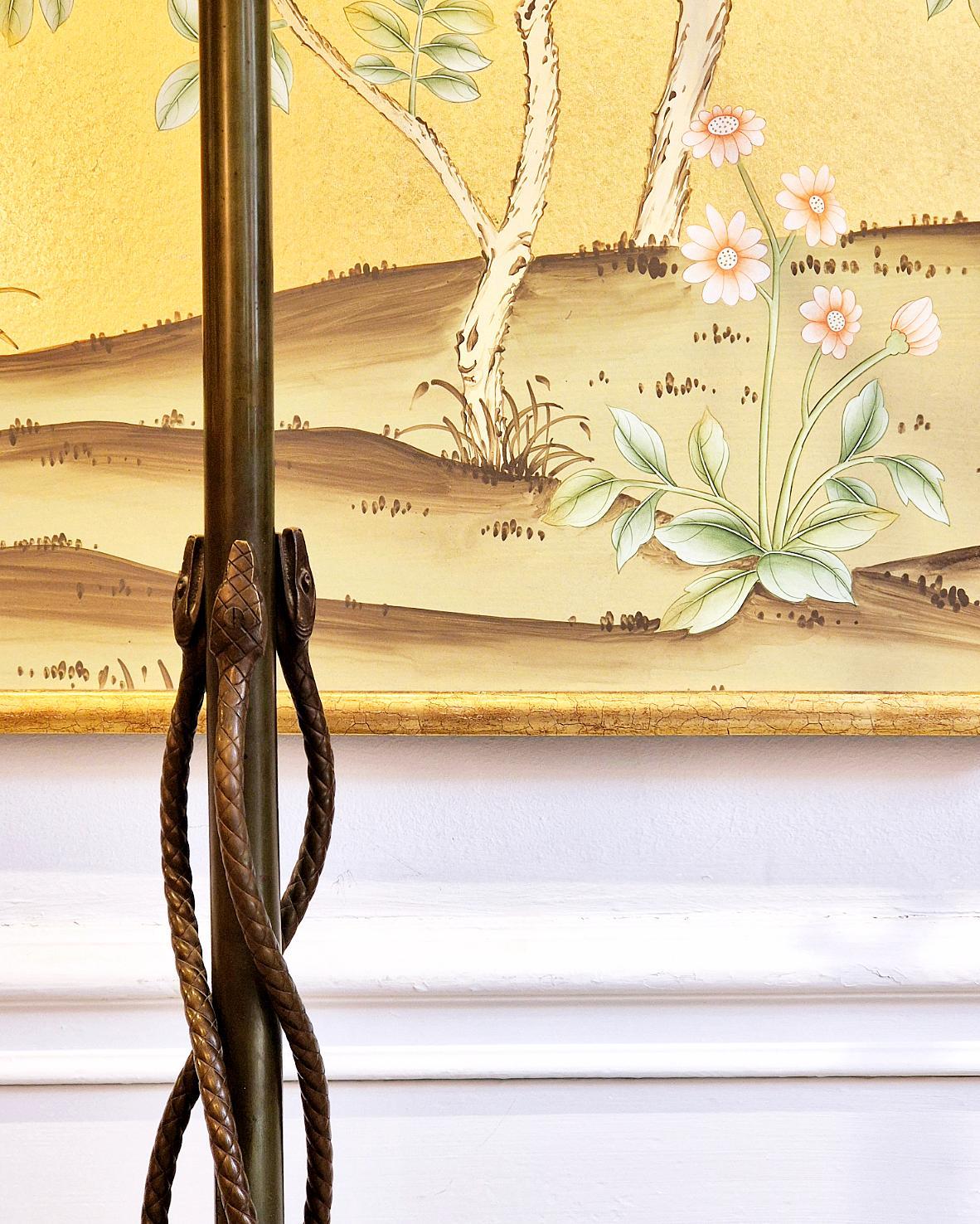 Rara y exquisita lámpara de pie de bronce con serpientes entrelazadas, principios del siglo XX. Art Nouveau en venta