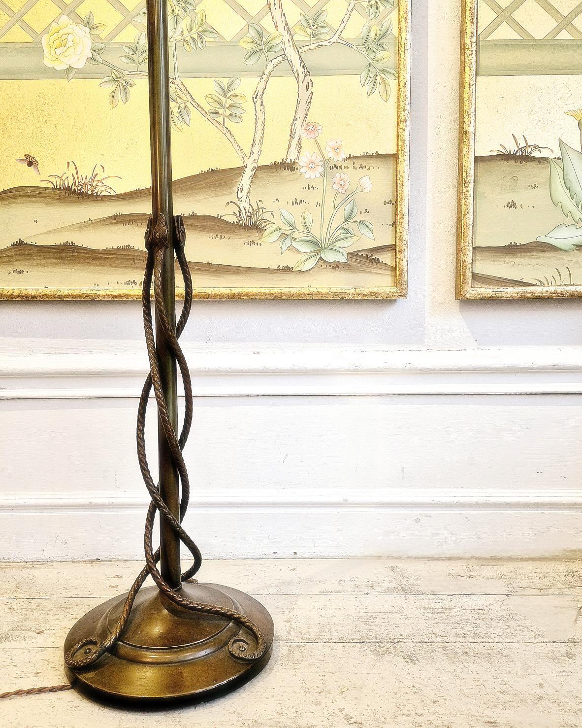 Rara y exquisita lámpara de pie de bronce con serpientes entrelazadas, principios del siglo XX. Europeo en venta