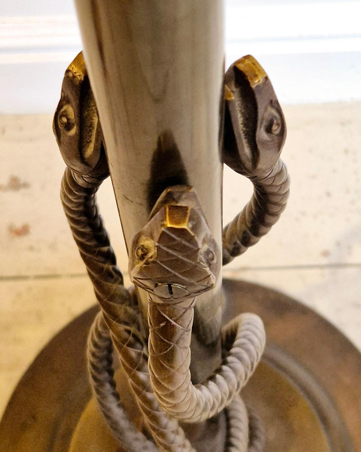 Rara y exquisita lámpara de pie de bronce con serpientes entrelazadas, principios del siglo XX. Bronce en venta