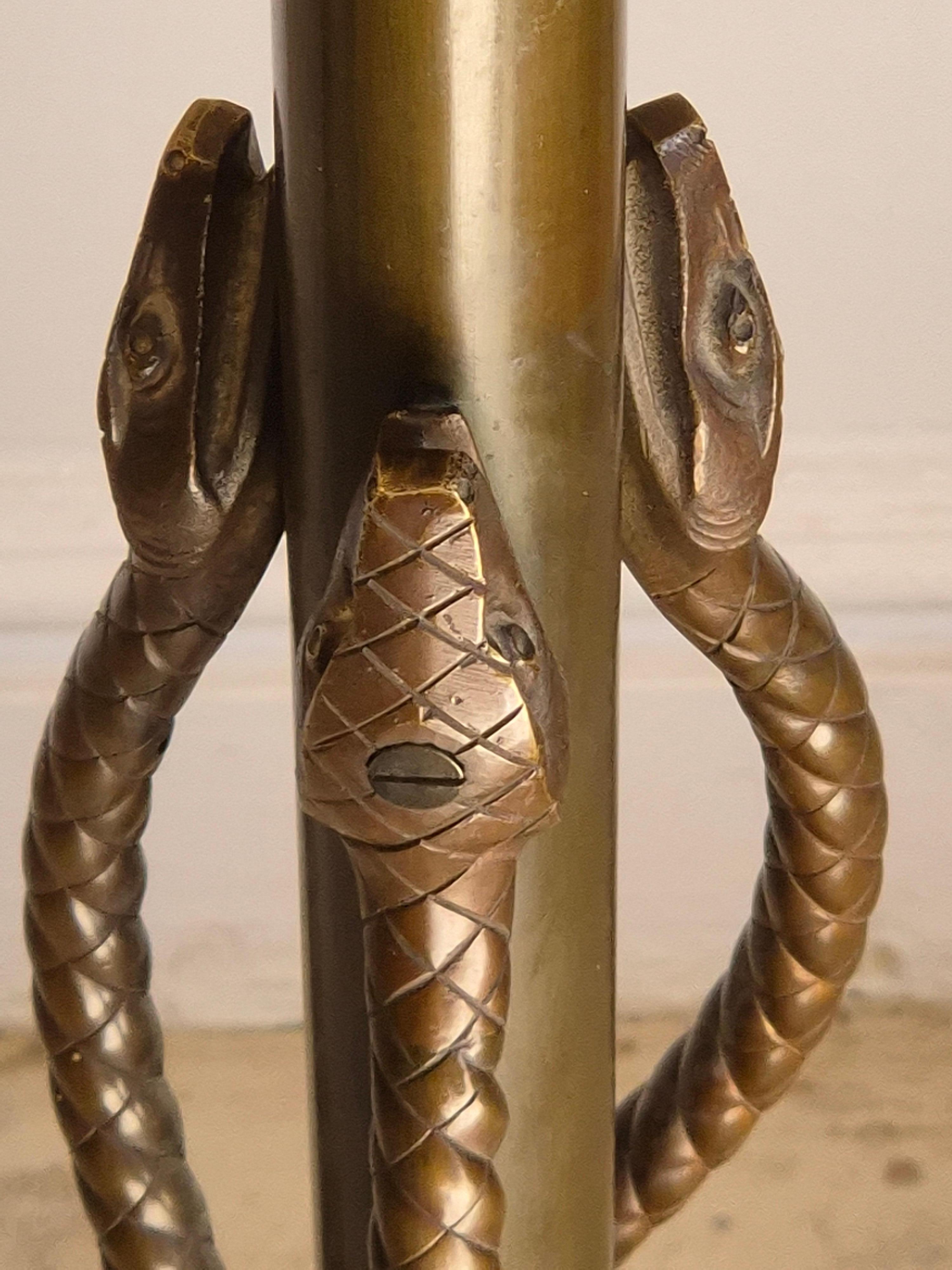 Rara y exquisita lámpara de pie de bronce con serpientes entrelazadas, principios del siglo XX. en venta 3