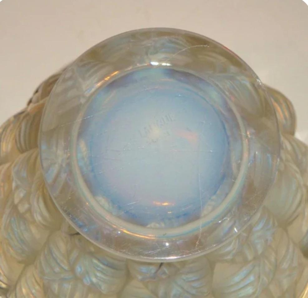Eine seltene LALIQUE Mosaik-Vase. Vase mit opalisierendem Blattmuster, schabloniert 