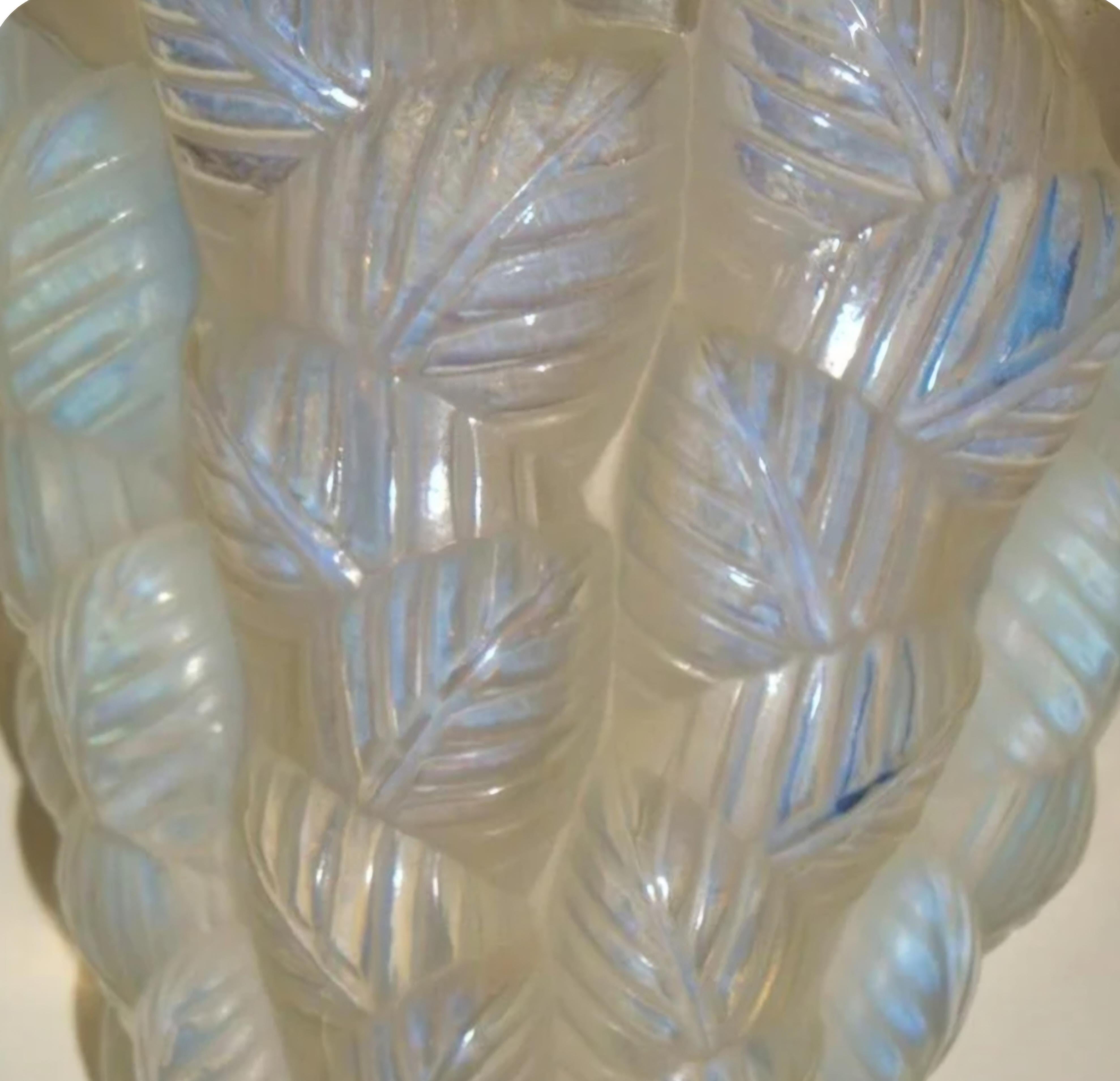 Seltene exquisite, aufwändig entworfene, 1927 entworfene Lalique-Vase mit opalisierendem Blatt, Frankreich (Französisch) im Angebot