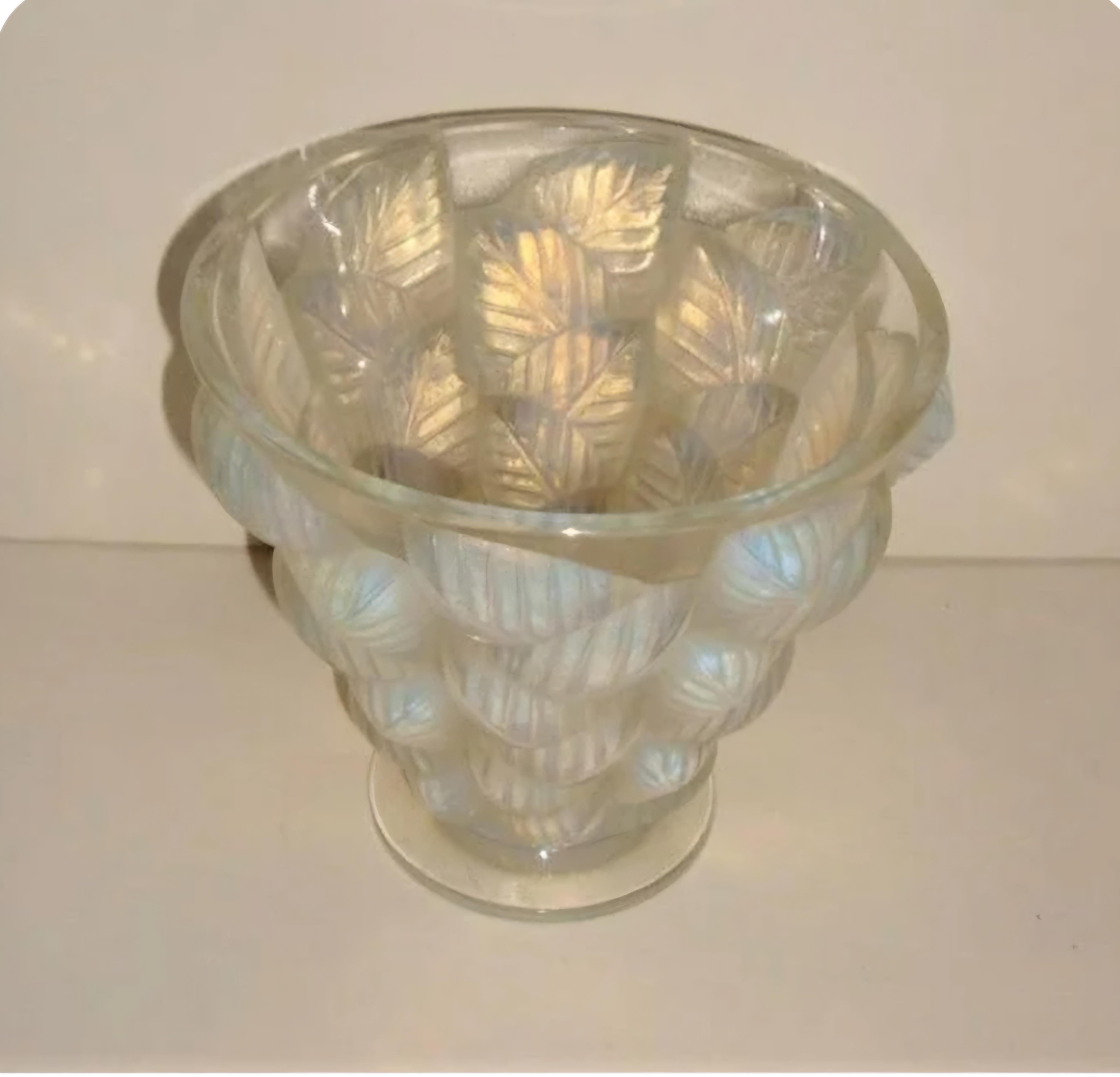 Seltene exquisite, aufwändig entworfene, 1927 entworfene Lalique-Vase mit opalisierendem Blatt, Frankreich im Zustand „Gut“ im Angebot in New York, NY