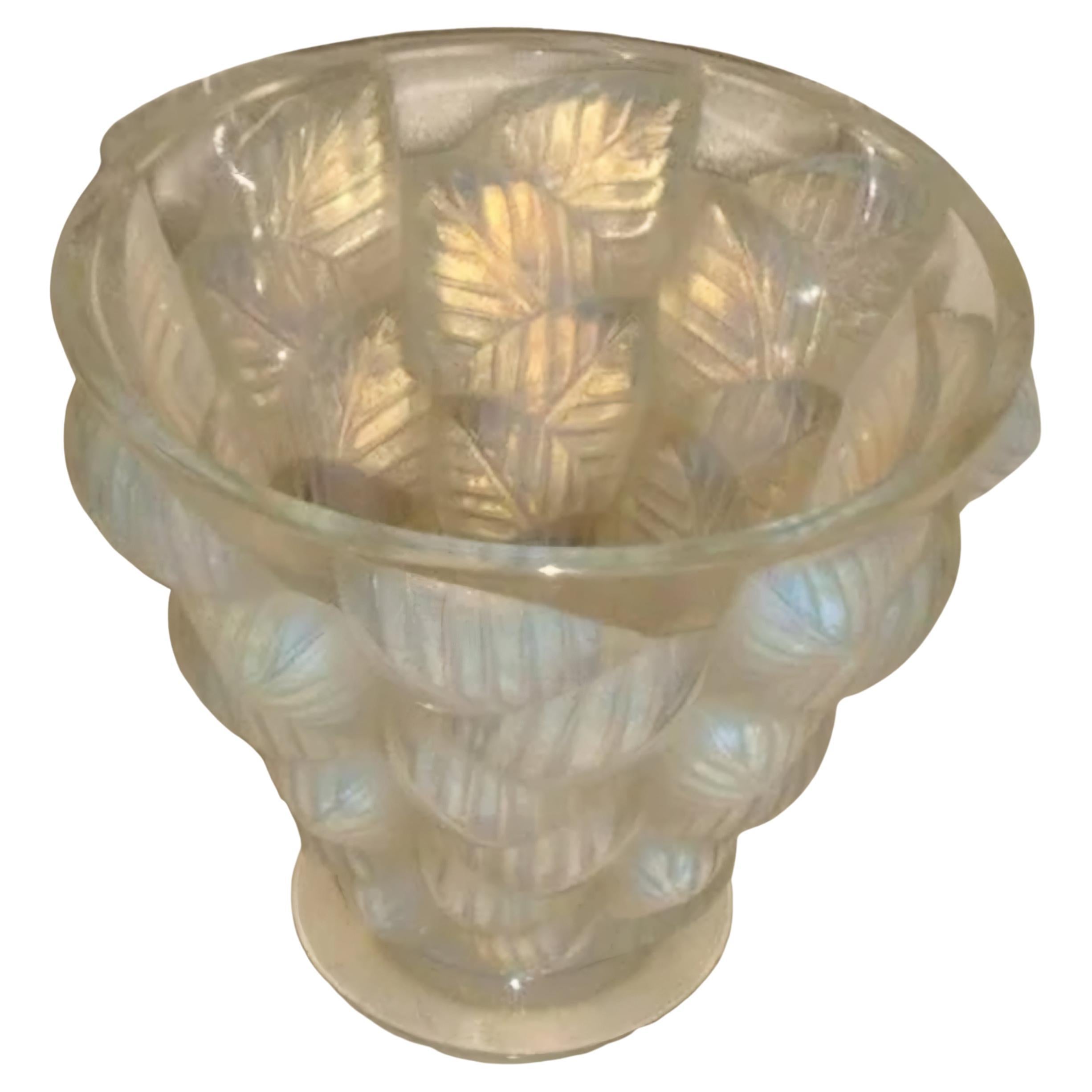 Rare et exquis vase à feuilles opalescentes conçu en 1927 par Lalique France