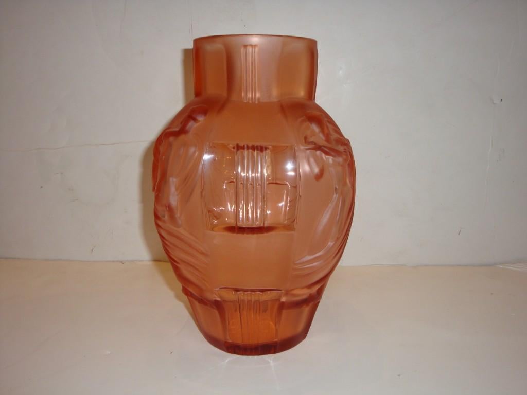 L'article suivant est un magnifique vase tchécoslovaque en verre dépoli de couleur ambre représentant les quatre saisons, de forme ronde et ovale, décoré de quatre belles femmes ornées sur tous les côtés représentant les quatre saisons. Une pièce