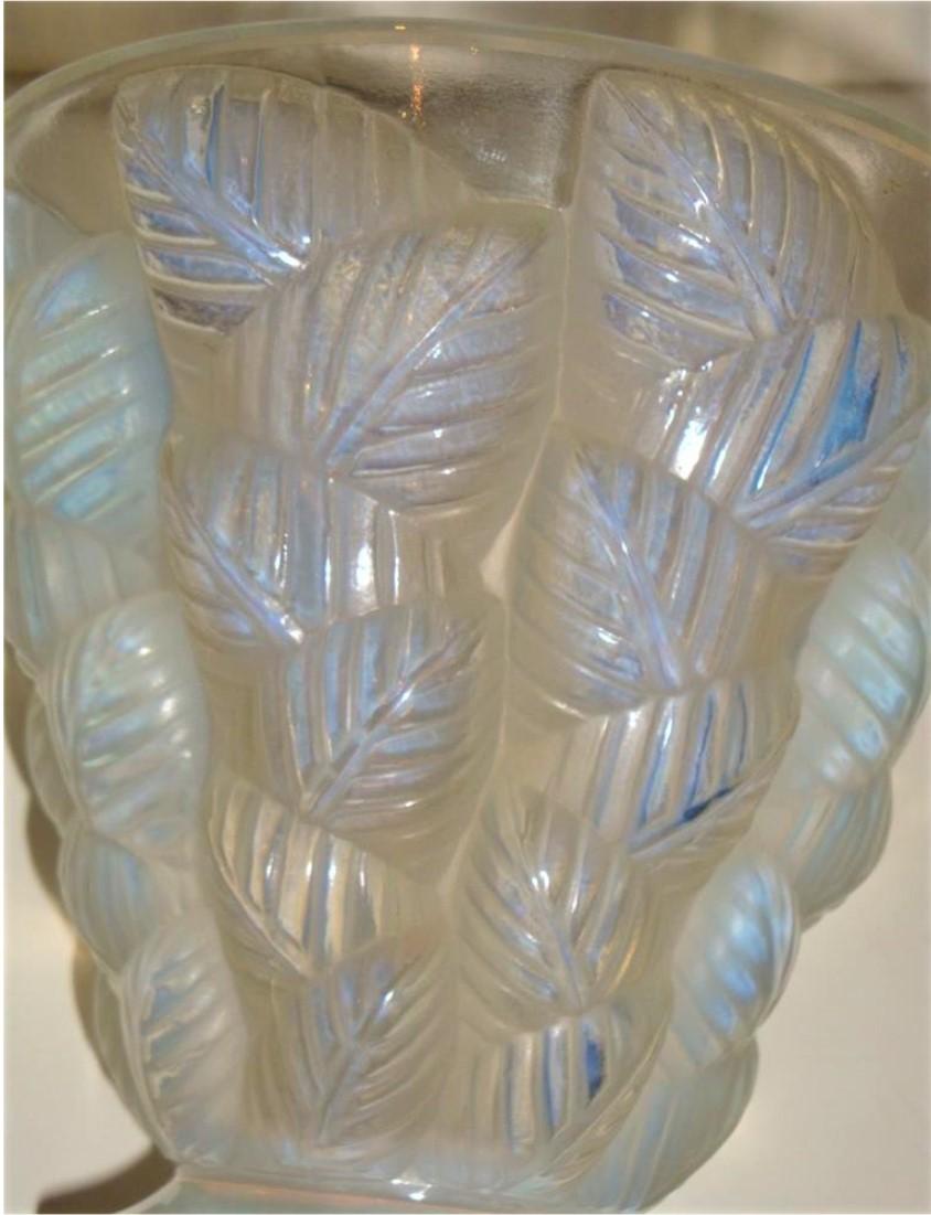 Seltene Exquisite Estate Art Deco Lalique Opalescent Leaf Frosted Glass Vase (Ungeschliffen) im Angebot